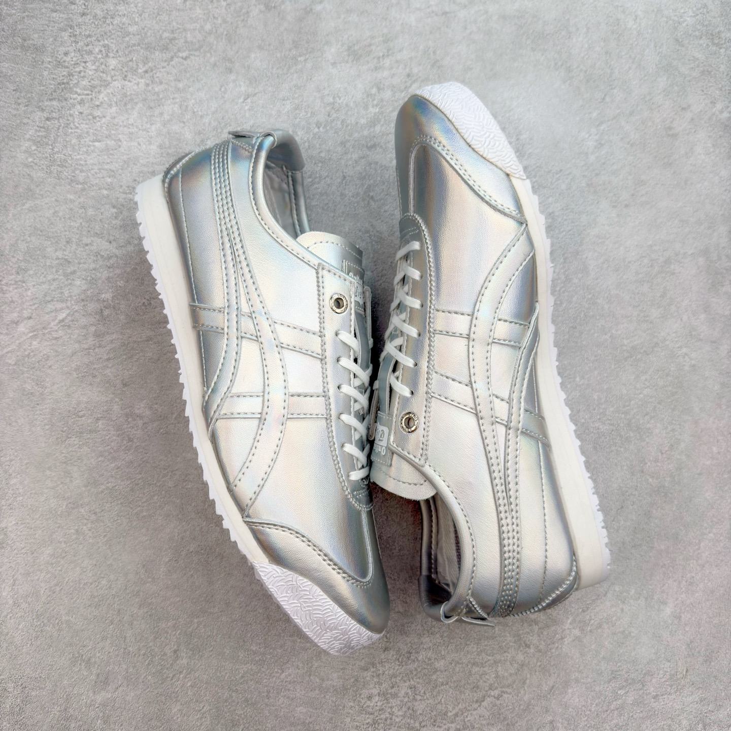 图片[3]-＃C版 Asics Onitsuka Tiger MEXICO 66 亚瑟士鬼冢虎复古经典板鞋 CNY 龙年限定 白红 市场王者选手 海外订单工厂出品 长期生产补货永不断码 超成熟稳定的做工品控 原装全套纸板楦头开发 原汁原味 完美呈现版型 私模正确鞋底咬花纹路 一比一鞋头弧度高度鞋身弧度 绝不口嗨 细节品控鞋型随意秒杀市面 原档咬花纹路私模大底 一个单元有六个三角形 总体形拼接呈现花瓣状 官方四联吊牌 原装Ortholite轻量化鞋垫 原盒原配 质保卡 说明书 钢印防尘纸 纸板中底带钢印 乳胶组合鞋垫 支持全方位的对比专柜 产品从款式颜色造型上体现出追求舒适和细节的完美 鞋类更是推崇手工制作的严谨与完美 融舒适性与可穿性的设计风格 注重细节的完美和别致魅力 既保持稳重 又不失轻松的时尚感 尺码：36 37 37.5 38 39 39.5 40 40.5 41.5 42 42.5 43.5 44 45-选品中心