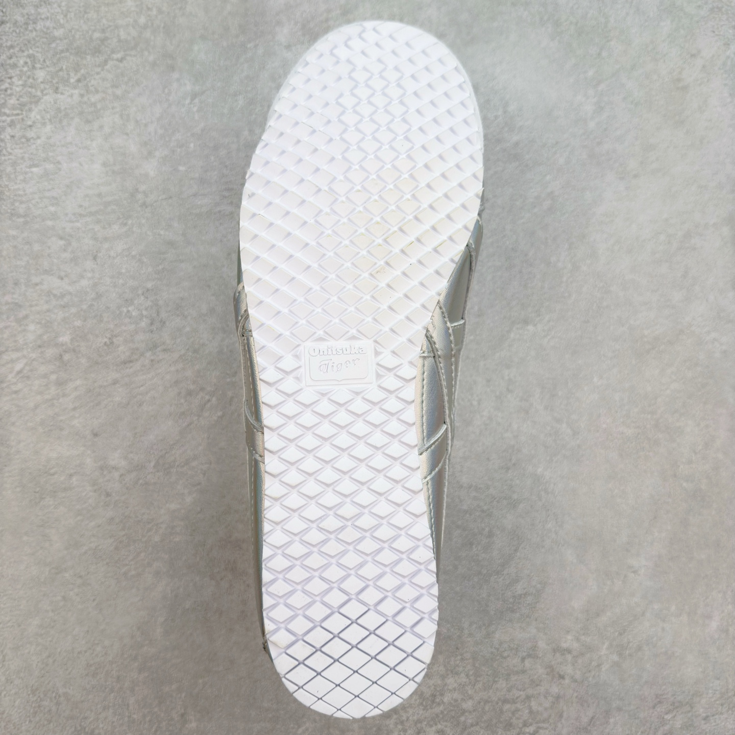 图片[9]-＃C版 Asics Onitsuka Tiger MEXICO 66 亚瑟士鬼冢虎复古经典板鞋 CNY 龙年限定 白红 市场王者选手 海外订单工厂出品 长期生产补货永不断码 超成熟稳定的做工品控 原装全套纸板楦头开发 原汁原味 完美呈现版型 私模正确鞋底咬花纹路 一比一鞋头弧度高度鞋身弧度 绝不口嗨 细节品控鞋型随意秒杀市面 原档咬花纹路私模大底 一个单元有六个三角形 总体形拼接呈现花瓣状 官方四联吊牌 原装Ortholite轻量化鞋垫 原盒原配 质保卡 说明书 钢印防尘纸 纸板中底带钢印 乳胶组合鞋垫 支持全方位的对比专柜 产品从款式颜色造型上体现出追求舒适和细节的完美 鞋类更是推崇手工制作的严谨与完美 融舒适性与可穿性的设计风格 注重细节的完美和别致魅力 既保持稳重 又不失轻松的时尚感 尺码：36 37 37.5 38 39 39.5 40 40.5 41.5 42 42.5 43.5 44 45-选品中心