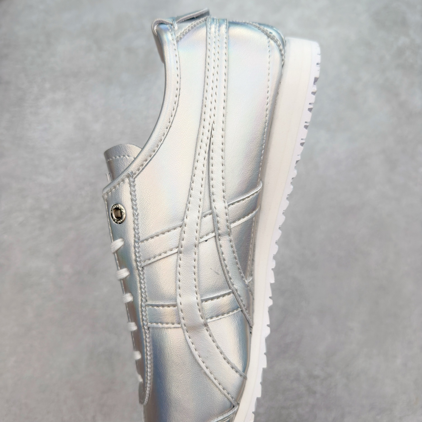 图片[7]-＃C版 Asics Onitsuka Tiger MEXICO 66 亚瑟士鬼冢虎复古经典板鞋 CNY 龙年限定 白红 市场王者选手 海外订单工厂出品 长期生产补货永不断码 超成熟稳定的做工品控 原装全套纸板楦头开发 原汁原味 完美呈现版型 私模正确鞋底咬花纹路 一比一鞋头弧度高度鞋身弧度 绝不口嗨 细节品控鞋型随意秒杀市面 原档咬花纹路私模大底 一个单元有六个三角形 总体形拼接呈现花瓣状 官方四联吊牌 原装Ortholite轻量化鞋垫 原盒原配 质保卡 说明书 钢印防尘纸 纸板中底带钢印 乳胶组合鞋垫 支持全方位的对比专柜 产品从款式颜色造型上体现出追求舒适和细节的完美 鞋类更是推崇手工制作的严谨与完美 融舒适性与可穿性的设计风格 注重细节的完美和别致魅力 既保持稳重 又不失轻松的时尚感 尺码：36 37 37.5 38 39 39.5 40 40.5 41.5 42 42.5 43.5 44 45-选品中心