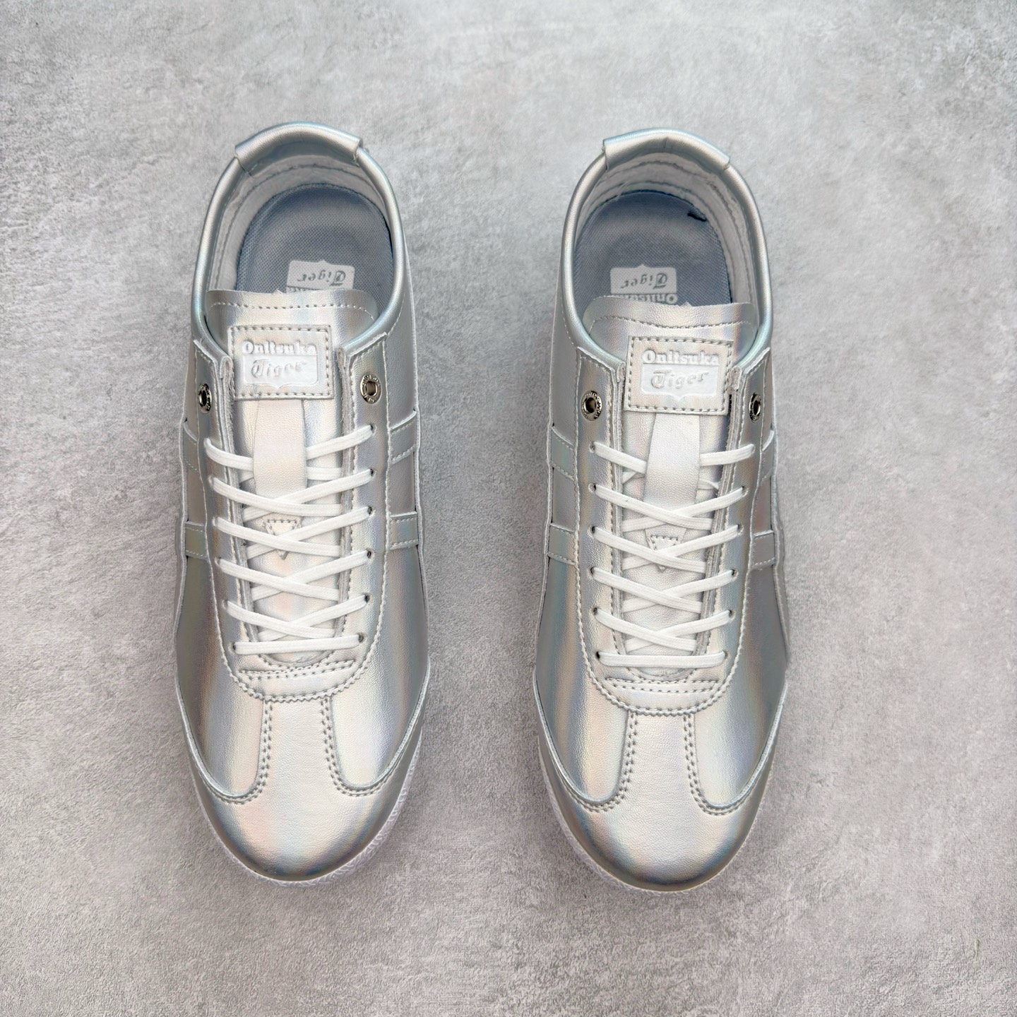 图片[2]-＃C版 Asics Onitsuka Tiger MEXICO 66 亚瑟士鬼冢虎复古经典板鞋 CNY 龙年限定 白红 市场王者选手 海外订单工厂出品 长期生产补货永不断码 超成熟稳定的做工品控 原装全套纸板楦头开发 原汁原味 完美呈现版型 私模正确鞋底咬花纹路 一比一鞋头弧度高度鞋身弧度 绝不口嗨 细节品控鞋型随意秒杀市面 原档咬花纹路私模大底 一个单元有六个三角形 总体形拼接呈现花瓣状 官方四联吊牌 原装Ortholite轻量化鞋垫 原盒原配 质保卡 说明书 钢印防尘纸 纸板中底带钢印 乳胶组合鞋垫 支持全方位的对比专柜 产品从款式颜色造型上体现出追求舒适和细节的完美 鞋类更是推崇手工制作的严谨与完美 融舒适性与可穿性的设计风格 注重细节的完美和别致魅力 既保持稳重 又不失轻松的时尚感 尺码：36 37 37.5 38 39 39.5 40 40.5 41.5 42 42.5 43.5 44 45-选品中心