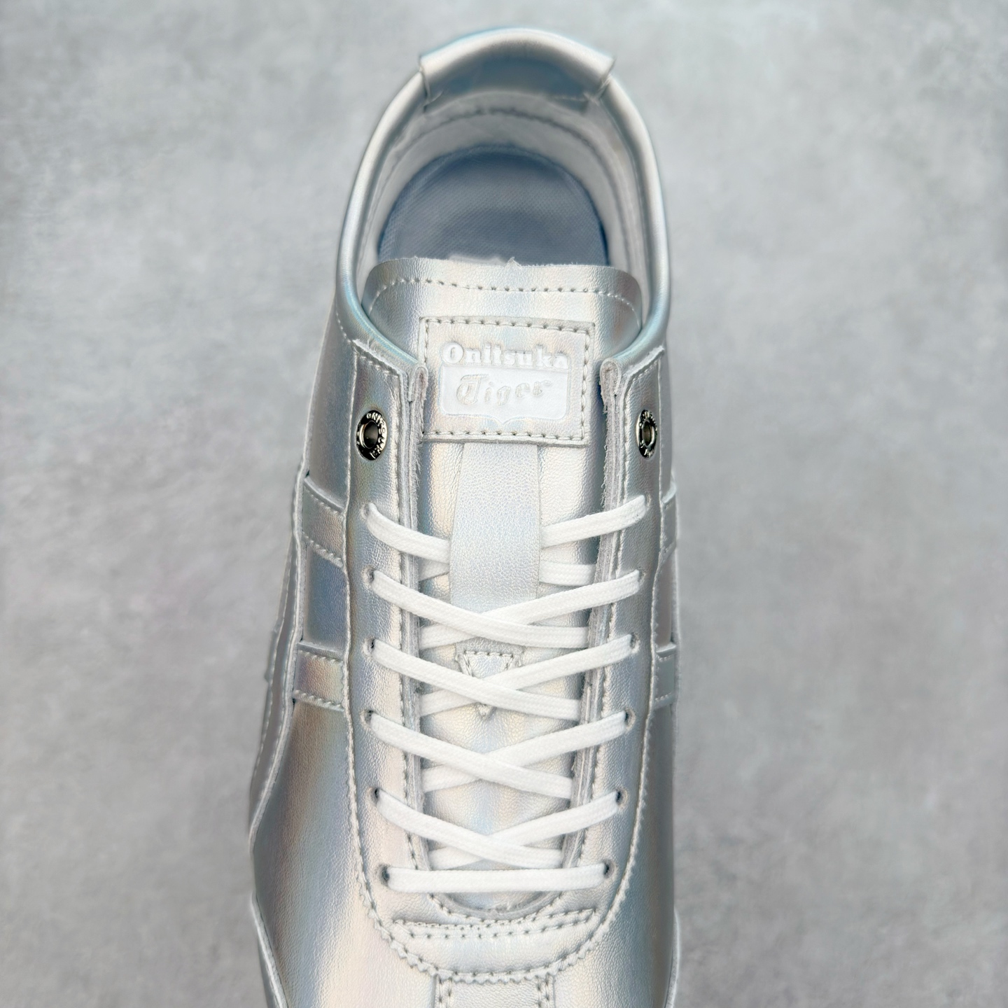 图片[5]-＃C版 Asics Onitsuka Tiger MEXICO 66 亚瑟士鬼冢虎复古经典板鞋 CNY 龙年限定 白红 市场王者选手 海外订单工厂出品 长期生产补货永不断码 超成熟稳定的做工品控 原装全套纸板楦头开发 原汁原味 完美呈现版型 私模正确鞋底咬花纹路 一比一鞋头弧度高度鞋身弧度 绝不口嗨 细节品控鞋型随意秒杀市面 原档咬花纹路私模大底 一个单元有六个三角形 总体形拼接呈现花瓣状 官方四联吊牌 原装Ortholite轻量化鞋垫 原盒原配 质保卡 说明书 钢印防尘纸 纸板中底带钢印 乳胶组合鞋垫 支持全方位的对比专柜 产品从款式颜色造型上体现出追求舒适和细节的完美 鞋类更是推崇手工制作的严谨与完美 融舒适性与可穿性的设计风格 注重细节的完美和别致魅力 既保持稳重 又不失轻松的时尚感 尺码：36 37 37.5 38 39 39.5 40 40.5 41.5 42 42.5 43.5 44 45-选品中心