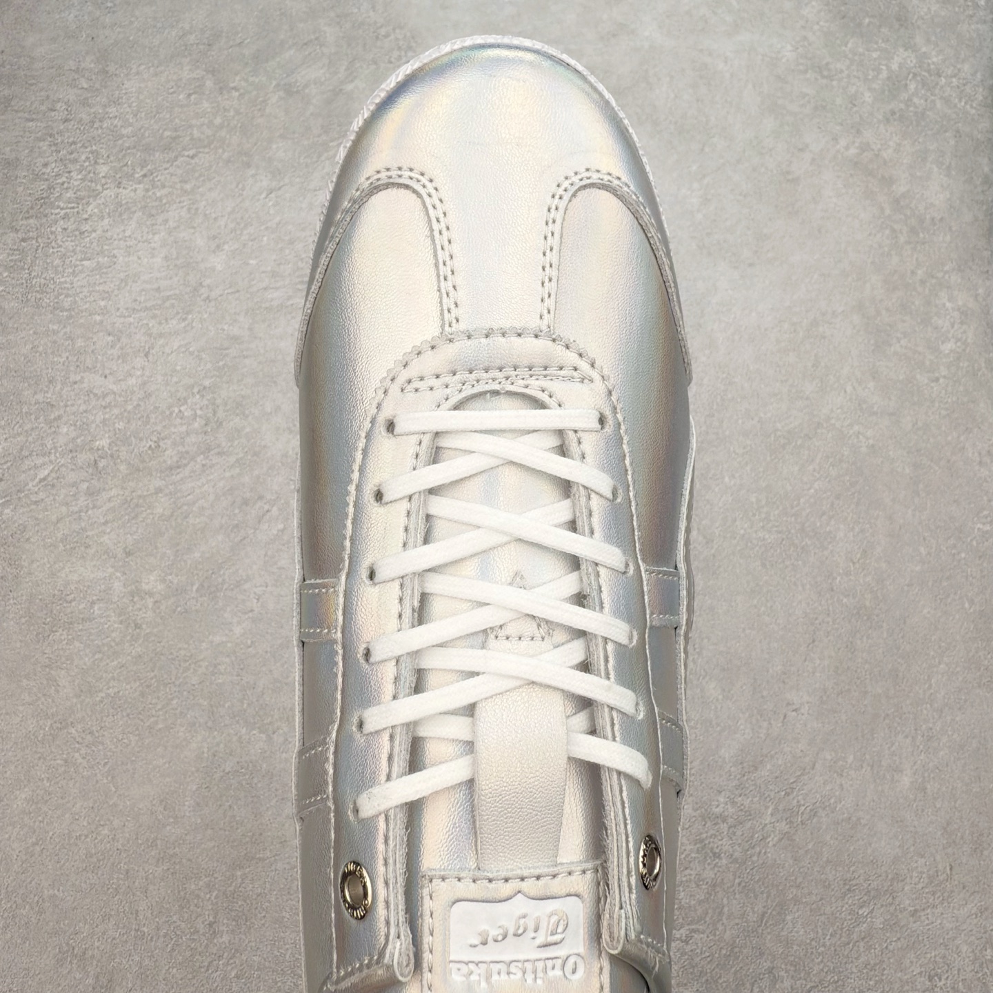 图片[4]-＃C版 Asics Onitsuka Tiger MEXICO 66 亚瑟士鬼冢虎复古经典板鞋 CNY 龙年限定 白红 市场王者选手 海外订单工厂出品 长期生产补货永不断码 超成熟稳定的做工品控 原装全套纸板楦头开发 原汁原味 完美呈现版型 私模正确鞋底咬花纹路 一比一鞋头弧度高度鞋身弧度 绝不口嗨 细节品控鞋型随意秒杀市面 原档咬花纹路私模大底 一个单元有六个三角形 总体形拼接呈现花瓣状 官方四联吊牌 原装Ortholite轻量化鞋垫 原盒原配 质保卡 说明书 钢印防尘纸 纸板中底带钢印 乳胶组合鞋垫 支持全方位的对比专柜 产品从款式颜色造型上体现出追求舒适和细节的完美 鞋类更是推崇手工制作的严谨与完美 融舒适性与可穿性的设计风格 注重细节的完美和别致魅力 既保持稳重 又不失轻松的时尚感 尺码：36 37 37.5 38 39 39.5 40 40.5 41.5 42 42.5 43.5 44 45-选品中心