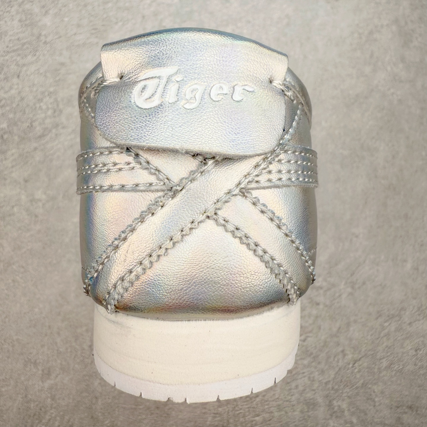 图片[8]-＃C版 Asics Onitsuka Tiger MEXICO 66 亚瑟士鬼冢虎复古经典板鞋 CNY 龙年限定 白红 市场王者选手 海外订单工厂出品 长期生产补货永不断码 超成熟稳定的做工品控 原装全套纸板楦头开发 原汁原味 完美呈现版型 私模正确鞋底咬花纹路 一比一鞋头弧度高度鞋身弧度 绝不口嗨 细节品控鞋型随意秒杀市面 原档咬花纹路私模大底 一个单元有六个三角形 总体形拼接呈现花瓣状 官方四联吊牌 原装Ortholite轻量化鞋垫 原盒原配 质保卡 说明书 钢印防尘纸 纸板中底带钢印 乳胶组合鞋垫 支持全方位的对比专柜 产品从款式颜色造型上体现出追求舒适和细节的完美 鞋类更是推崇手工制作的严谨与完美 融舒适性与可穿性的设计风格 注重细节的完美和别致魅力 既保持稳重 又不失轻松的时尚感 尺码：36 37 37.5 38 39 39.5 40 40.5 41.5 42 42.5 43.5 44 45-选品中心