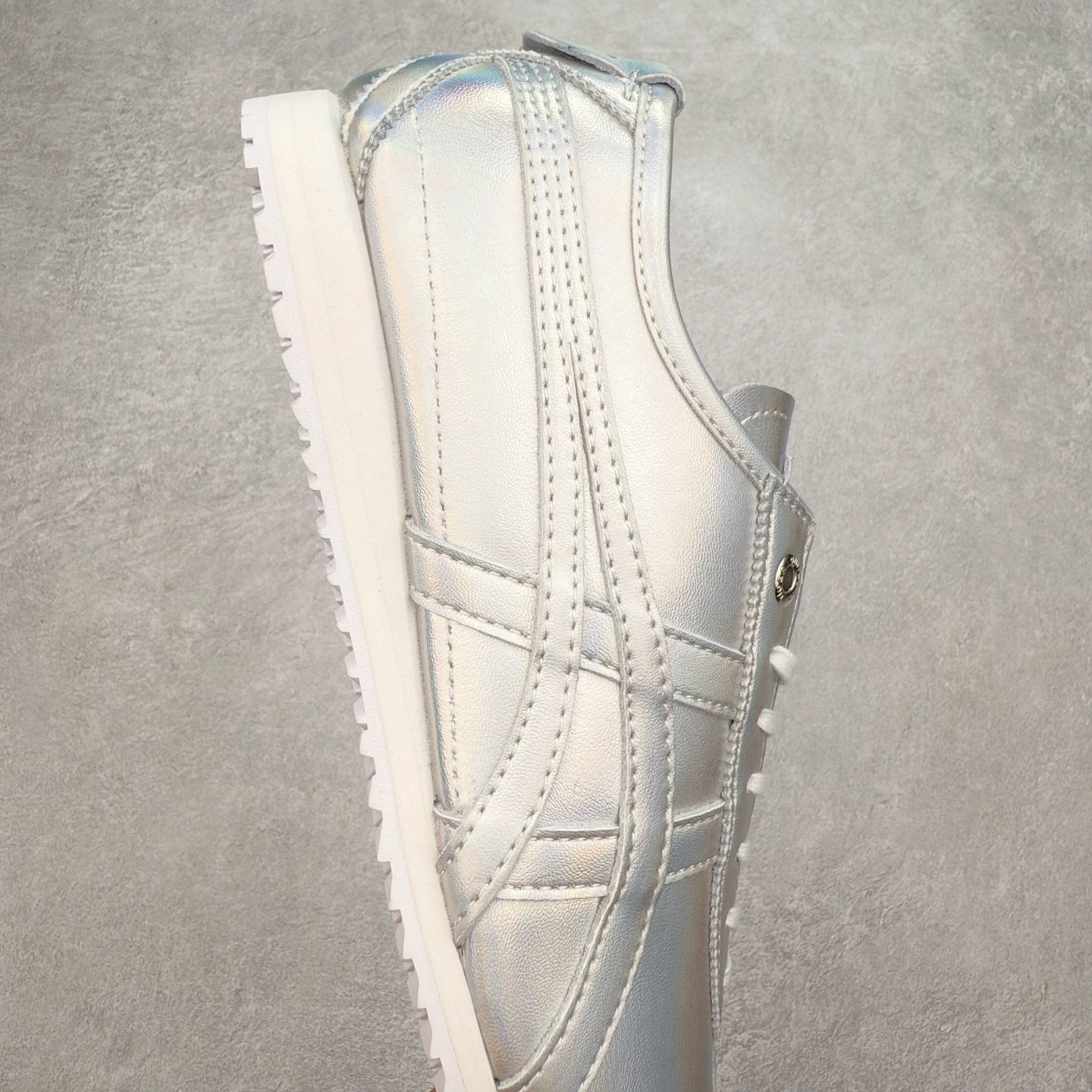 图片[6]-＃C版 Asics Onitsuka Tiger MEXICO 66 亚瑟士鬼冢虎复古经典板鞋 CNY 龙年限定 白红 市场王者选手 海外订单工厂出品 长期生产补货永不断码 超成熟稳定的做工品控 原装全套纸板楦头开发 原汁原味 完美呈现版型 私模正确鞋底咬花纹路 一比一鞋头弧度高度鞋身弧度 绝不口嗨 细节品控鞋型随意秒杀市面 原档咬花纹路私模大底 一个单元有六个三角形 总体形拼接呈现花瓣状 官方四联吊牌 原装Ortholite轻量化鞋垫 原盒原配 质保卡 说明书 钢印防尘纸 纸板中底带钢印 乳胶组合鞋垫 支持全方位的对比专柜 产品从款式颜色造型上体现出追求舒适和细节的完美 鞋类更是推崇手工制作的严谨与完美 融舒适性与可穿性的设计风格 注重细节的完美和别致魅力 既保持稳重 又不失轻松的时尚感 尺码：36 37 37.5 38 39 39.5 40 40.5 41.5 42 42.5 43.5 44 45-选品中心