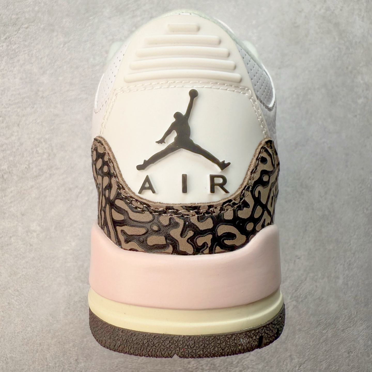 图片[8]-＃FQ福利特价 Air Jordan AJ3 系列 口碑大厂出品 原纸板楦头开发 定制优质皮料 完美鞋型匹配公司货 正确TPU鞋舌锁扣 最新原厂底模 大底卡色咬花完美 鞋柜必备鞋款 终端现货供应 尺码：40 40.5 41 42 42.5 43 44 44.5 45 46-选品中心