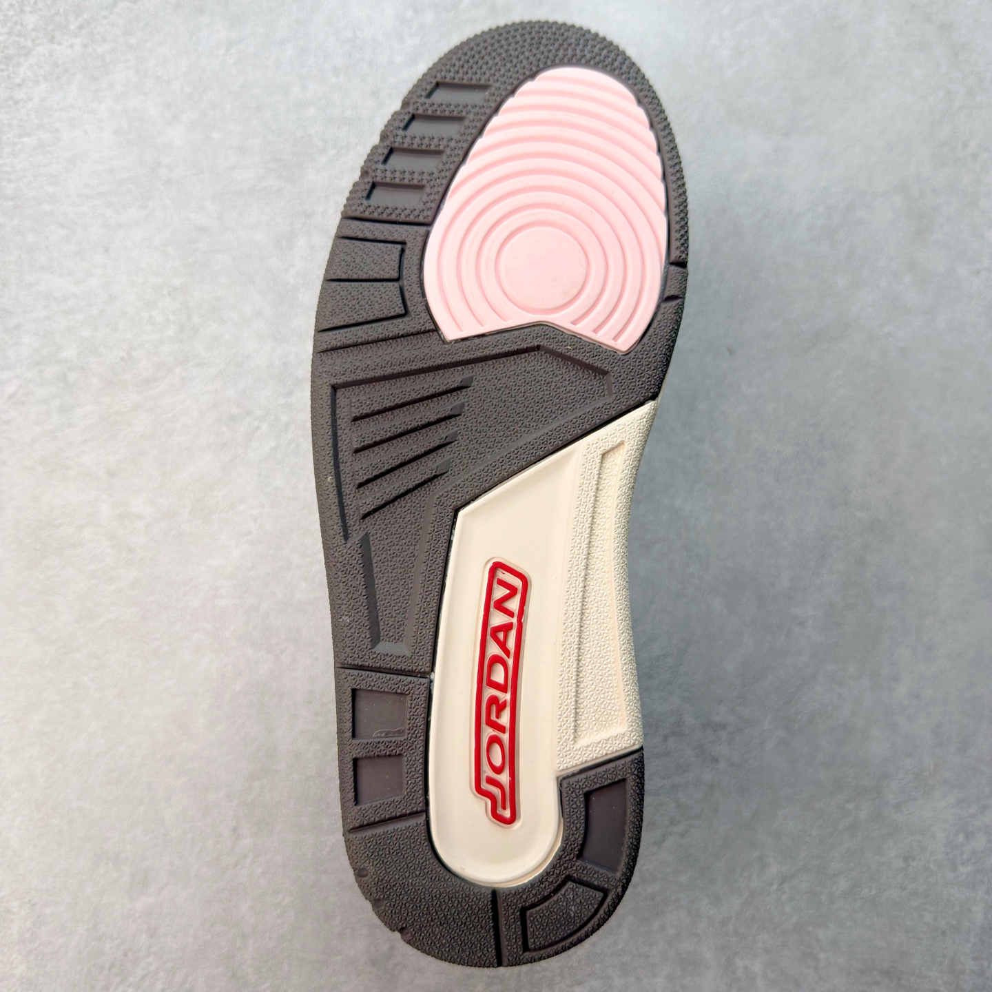 图片[9]-＃FQ福利特价 Air Jordan AJ3 系列 口碑大厂出品 原纸板楦头开发 定制优质皮料 完美鞋型匹配公司货 正确TPU鞋舌锁扣 最新原厂底模 大底卡色咬花完美 鞋柜必备鞋款 终端现货供应 尺码：40 40.5 41 42 42.5 43 44 44.5 45 46-选品中心