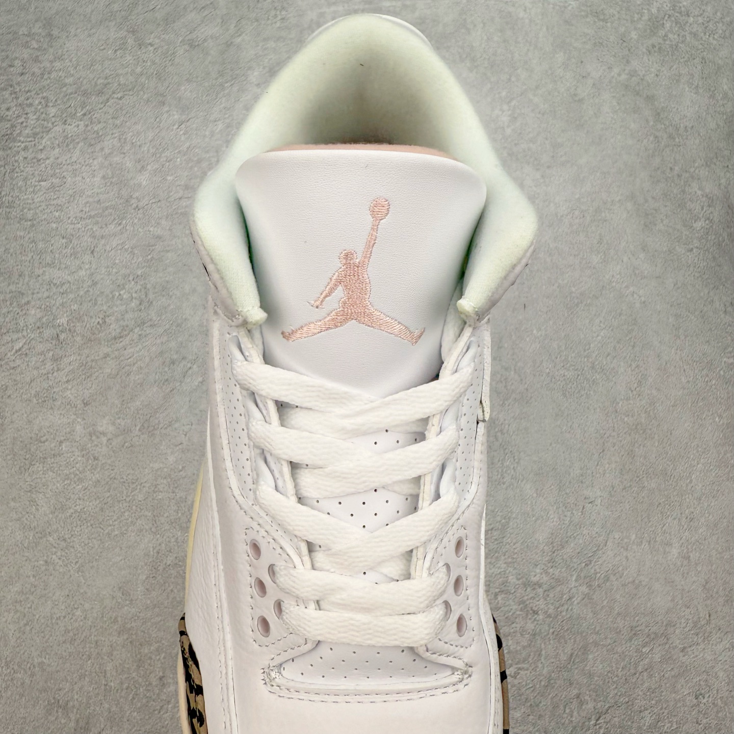 图片[5]-＃FQ福利特价 Air Jordan AJ3 系列 口碑大厂出品 原纸板楦头开发 定制优质皮料 完美鞋型匹配公司货 正确TPU鞋舌锁扣 最新原厂底模 大底卡色咬花完美 鞋柜必备鞋款 终端现货供应 尺码：40 40.5 41 42 42.5 43 44 44.5 45 46-选品中心