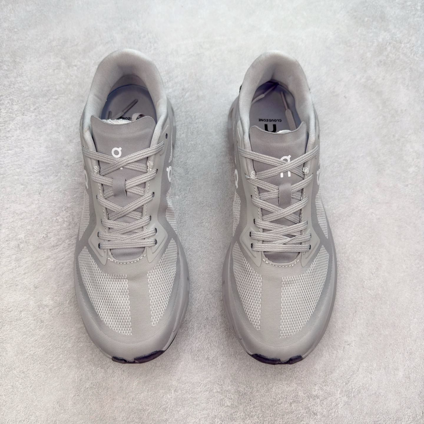 图片[2]-On昂跑 Cloudzone 柔软舒适防滑耐磨低帮休闲跑步鞋 昂跑运动品牌 开创于2010年 缓震着陆、强效回弹、轻柔质感的设计构思始终是ON研制关键 与此同时基于“为全球提供革新性的跑步感受”信念 陆续推出了多款跑鞋及其以专业运动人体跑步工程学为设计关键的功能性跑步服饰设备 让跑者不费力气地畅快畅跑 尺码：36 36.5 37.5 38 38.5 39 40 40.5 41 42 42.5 43 44 44.5 45-选品中心