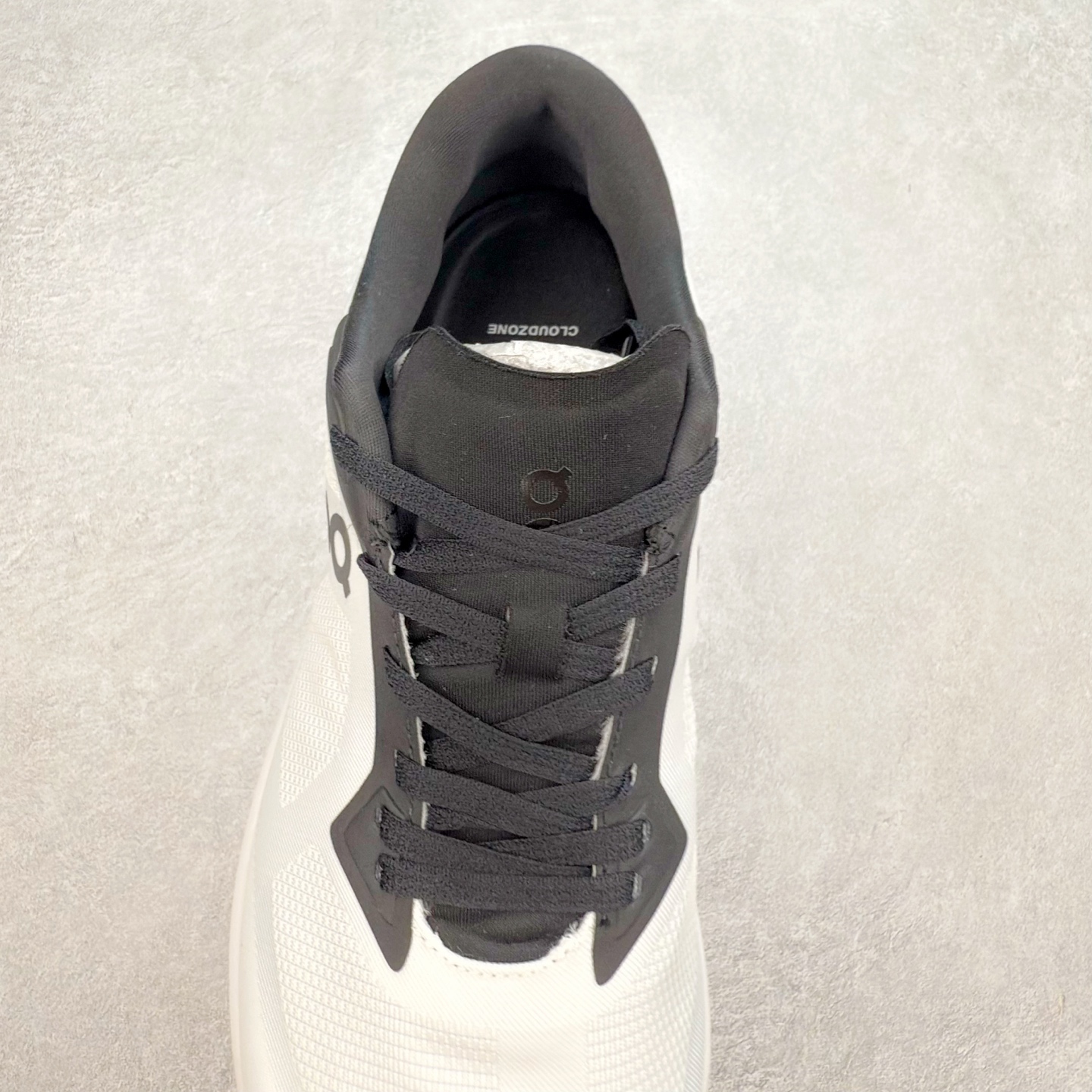 图片[5]-On昂跑 Cloudzone 柔软舒适防滑耐磨低帮休闲跑步鞋 昂跑运动品牌 开创于2010年 缓震着陆、强效回弹、轻柔质感的设计构思始终是ON研制关键 与此同时基于“为全球提供革新性的跑步感受”信念 陆续推出了多款跑鞋及其以专业运动人体跑步工程学为设计关键的功能性跑步服饰设备 让跑者不费力气地畅快畅跑 尺码：36 36.5 37.5 38 38.5 39 40 40.5 41 42 42.5 43 44 44.5 45-选品中心