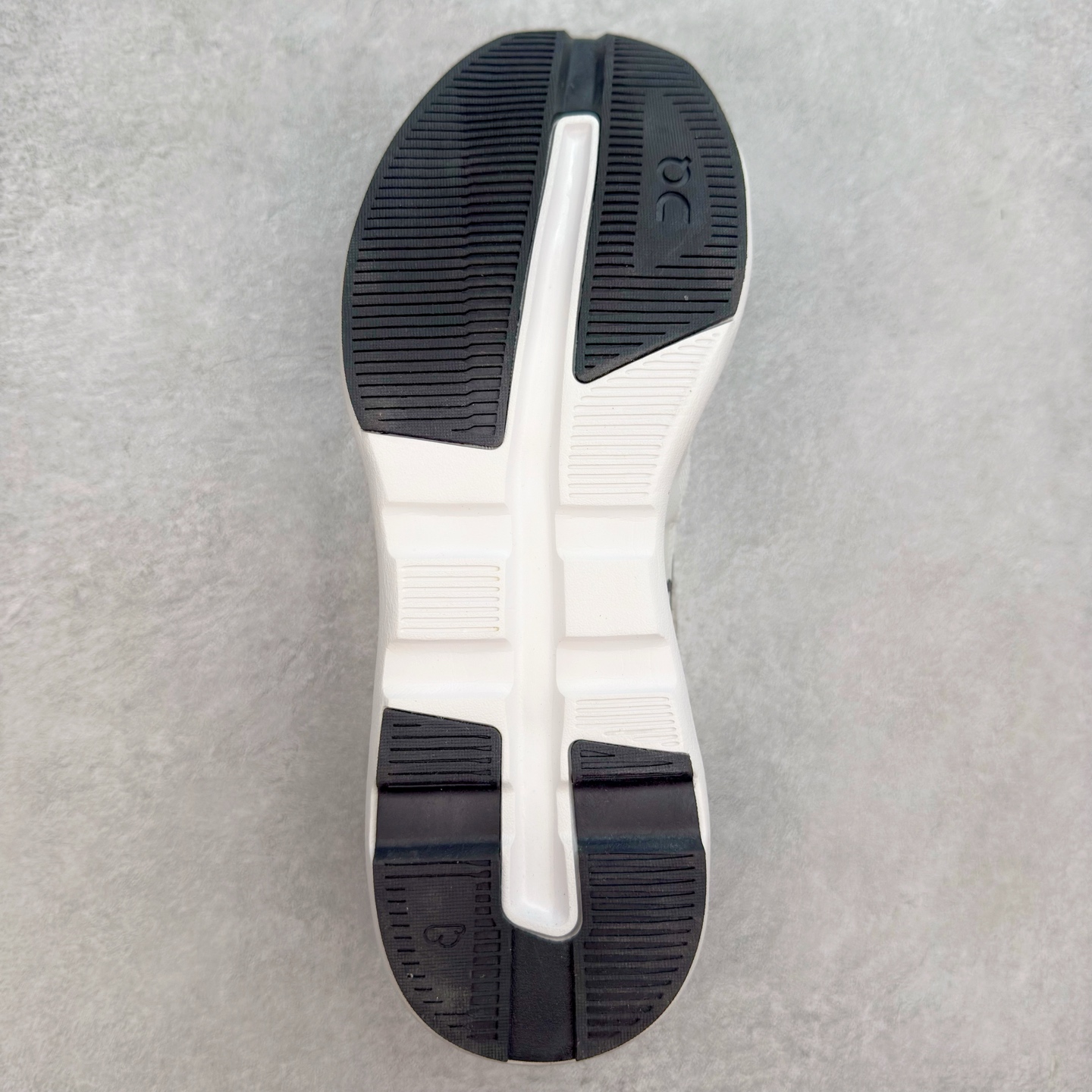 图片[9]-On昂跑 Cloudzone 柔软舒适防滑耐磨低帮休闲跑步鞋 昂跑运动品牌 开创于2010年 缓震着陆、强效回弹、轻柔质感的设计构思始终是ON研制关键 与此同时基于“为全球提供革新性的跑步感受”信念 陆续推出了多款跑鞋及其以专业运动人体跑步工程学为设计关键的功能性跑步服饰设备 让跑者不费力气地畅快畅跑 尺码：36 36.5 37.5 38 38.5 39 40 40.5 41 42 42.5 43 44 44.5 45-选品中心