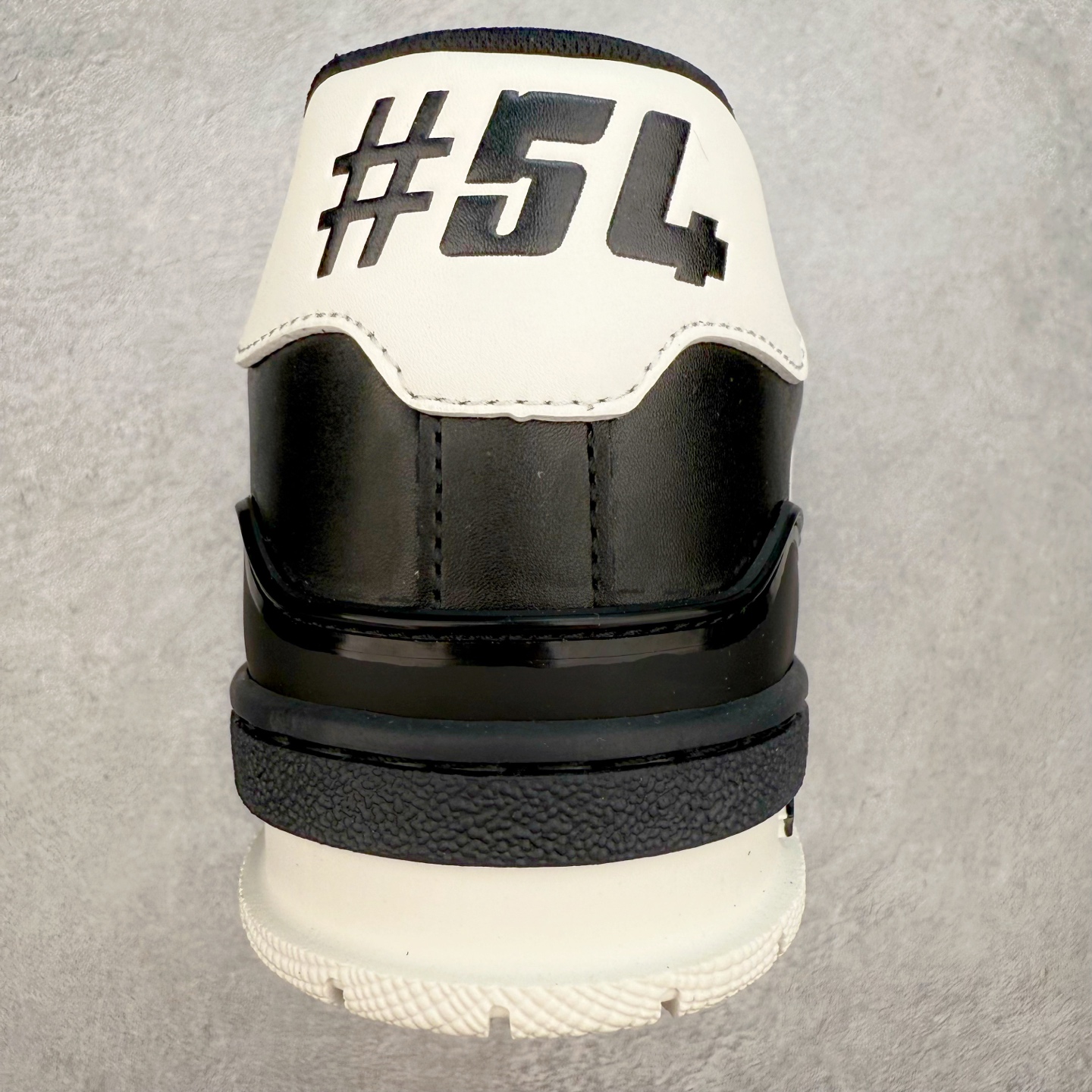 图片[8]-＃TG Louis Vuitton Trainer lv时装走秀运动鞋板鞋 纯白 老外外贸私人订单 口碑实力大厂出品 出货即市场巅峰 全套原纸板楦头开发 原汁原味 完美呈现版型 原数据独家私模大底 超高清洁度 极限压缩成本 超级跑量款式 全套原楦原纸版原鞋开模 独家磨具开发男女鞋 全网最具灵魂的版型 正确原装黄色鞋盒 正确中底印花 鞋面印花3D高频深度立体 全鞋电脑针车 紧密相连 针距密度一致 环保乳胶注塑鞋垫 厚度脚感还原原版 皮面裁剪部位 统一油边封口工艺 原装橡胶大底含胶量大底组合零偏差 专柜全套包装 防尘袋 说明书 质保卡 尺码：35 36 37 38 39 40 41 42 43 44 45-选品中心