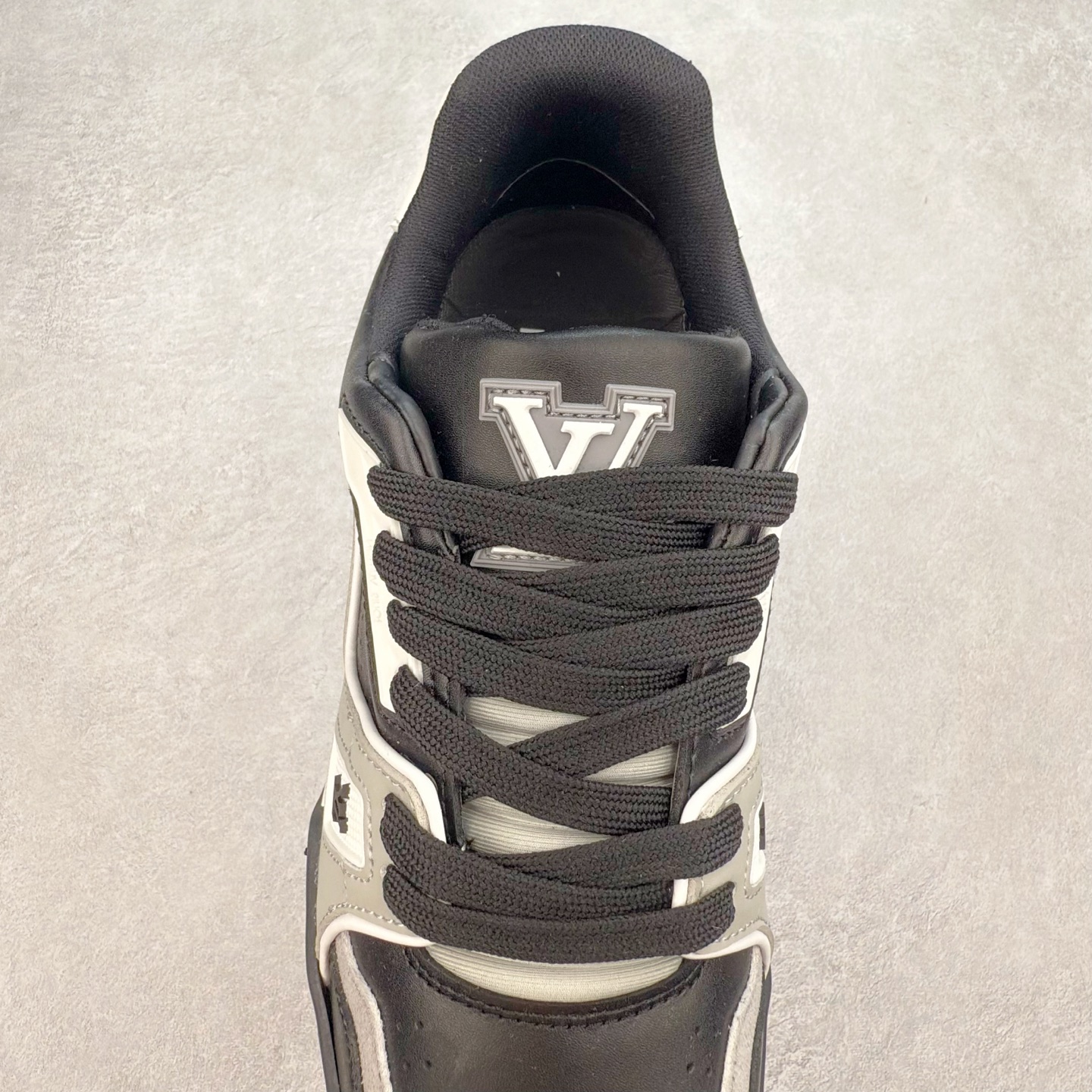 图片[5]-＃TG Louis Vuitton Trainer lv时装走秀运动鞋板鞋 纯白 老外外贸私人订单 口碑实力大厂出品 出货即市场巅峰 全套原纸板楦头开发 原汁原味 完美呈现版型 原数据独家私模大底 超高清洁度 极限压缩成本 超级跑量款式 全套原楦原纸版原鞋开模 独家磨具开发男女鞋 全网最具灵魂的版型 正确原装黄色鞋盒 正确中底印花 鞋面印花3D高频深度立体 全鞋电脑针车 紧密相连 针距密度一致 环保乳胶注塑鞋垫 厚度脚感还原原版 皮面裁剪部位 统一油边封口工艺 原装橡胶大底含胶量大底组合零偏差 专柜全套包装 防尘袋 说明书 质保卡 尺码：35 36 37 38 39 40 41 42 43 44 45-选品中心