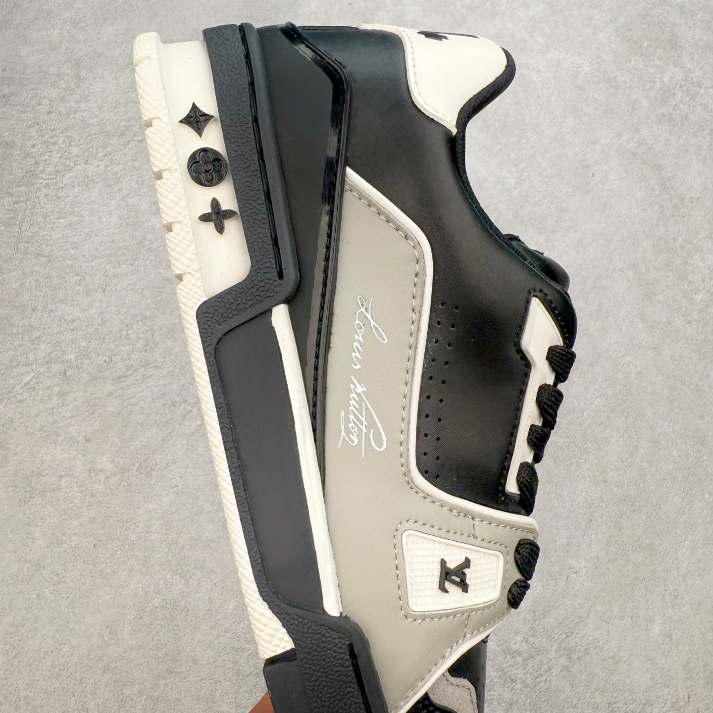 图片[6]-＃TG Louis Vuitton Trainer lv时装走秀运动鞋板鞋 纯白 老外外贸私人订单 口碑实力大厂出品 出货即市场巅峰 全套原纸板楦头开发 原汁原味 完美呈现版型 原数据独家私模大底 超高清洁度 极限压缩成本 超级跑量款式 全套原楦原纸版原鞋开模 独家磨具开发男女鞋 全网最具灵魂的版型 正确原装黄色鞋盒 正确中底印花 鞋面印花3D高频深度立体 全鞋电脑针车 紧密相连 针距密度一致 环保乳胶注塑鞋垫 厚度脚感还原原版 皮面裁剪部位 统一油边封口工艺 原装橡胶大底含胶量大底组合零偏差 专柜全套包装 防尘袋 说明书 质保卡 尺码：35 36 37 38 39 40 41 42 43 44 45-选品中心