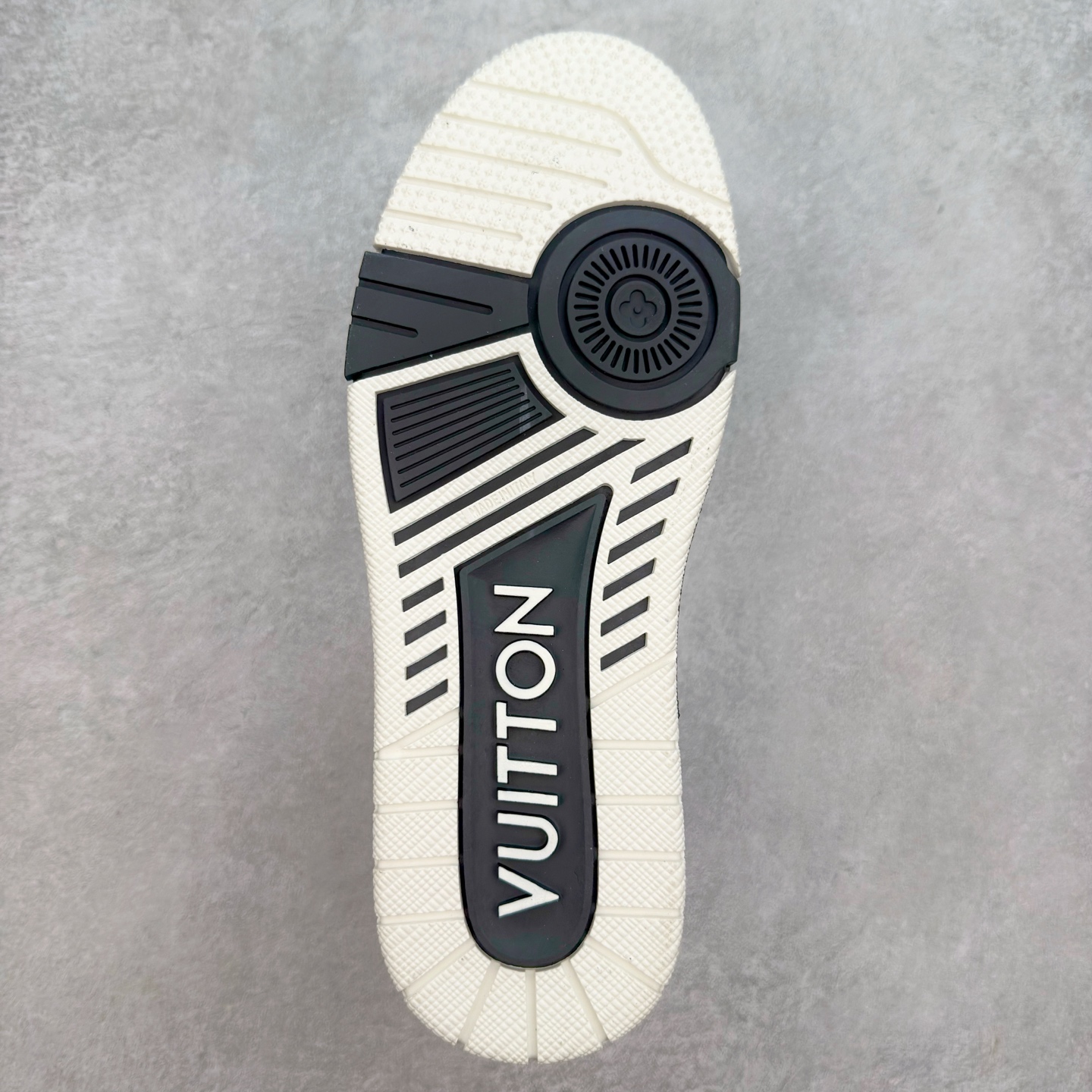 图片[9]-＃TG Louis Vuitton Trainer lv时装走秀运动鞋板鞋 纯白 老外外贸私人订单 口碑实力大厂出品 出货即市场巅峰 全套原纸板楦头开发 原汁原味 完美呈现版型 原数据独家私模大底 超高清洁度 极限压缩成本 超级跑量款式 全套原楦原纸版原鞋开模 独家磨具开发男女鞋 全网最具灵魂的版型 正确原装黄色鞋盒 正确中底印花 鞋面印花3D高频深度立体 全鞋电脑针车 紧密相连 针距密度一致 环保乳胶注塑鞋垫 厚度脚感还原原版 皮面裁剪部位 统一油边封口工艺 原装橡胶大底含胶量大底组合零偏差 专柜全套包装 防尘袋 说明书 质保卡 尺码：35 36 37 38 39 40 41 42 43 44 45-选品中心