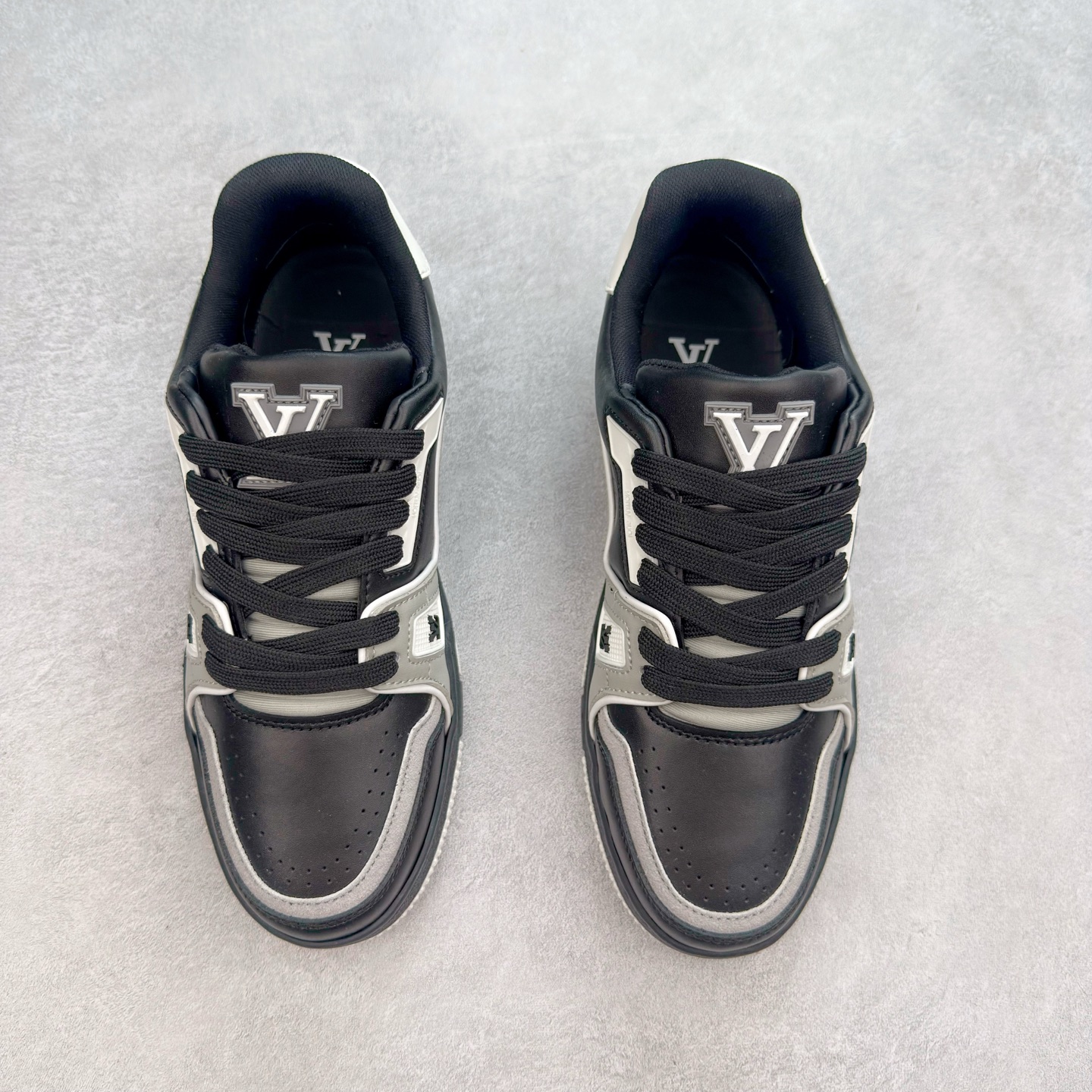 图片[2]-＃TG Louis Vuitton Trainer lv时装走秀运动鞋板鞋 纯白 老外外贸私人订单 口碑实力大厂出品 出货即市场巅峰 全套原纸板楦头开发 原汁原味 完美呈现版型 原数据独家私模大底 超高清洁度 极限压缩成本 超级跑量款式 全套原楦原纸版原鞋开模 独家磨具开发男女鞋 全网最具灵魂的版型 正确原装黄色鞋盒 正确中底印花 鞋面印花3D高频深度立体 全鞋电脑针车 紧密相连 针距密度一致 环保乳胶注塑鞋垫 厚度脚感还原原版 皮面裁剪部位 统一油边封口工艺 原装橡胶大底含胶量大底组合零偏差 专柜全套包装 防尘袋 说明书 质保卡 尺码：35 36 37 38 39 40 41 42 43 44 45-选品中心