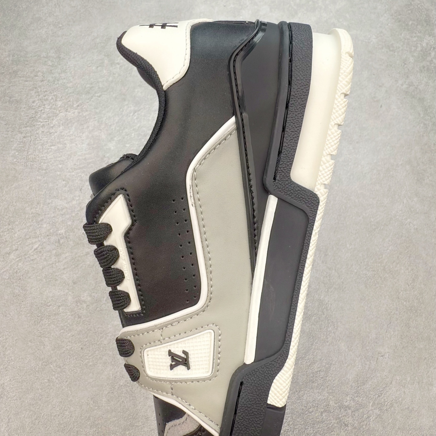 图片[7]-＃TG Louis Vuitton Trainer lv时装走秀运动鞋板鞋 纯白 老外外贸私人订单 口碑实力大厂出品 出货即市场巅峰 全套原纸板楦头开发 原汁原味 完美呈现版型 原数据独家私模大底 超高清洁度 极限压缩成本 超级跑量款式 全套原楦原纸版原鞋开模 独家磨具开发男女鞋 全网最具灵魂的版型 正确原装黄色鞋盒 正确中底印花 鞋面印花3D高频深度立体 全鞋电脑针车 紧密相连 针距密度一致 环保乳胶注塑鞋垫 厚度脚感还原原版 皮面裁剪部位 统一油边封口工艺 原装橡胶大底含胶量大底组合零偏差 专柜全套包装 防尘袋 说明书 质保卡 尺码：35 36 37 38 39 40 41 42 43 44 45-选品中心