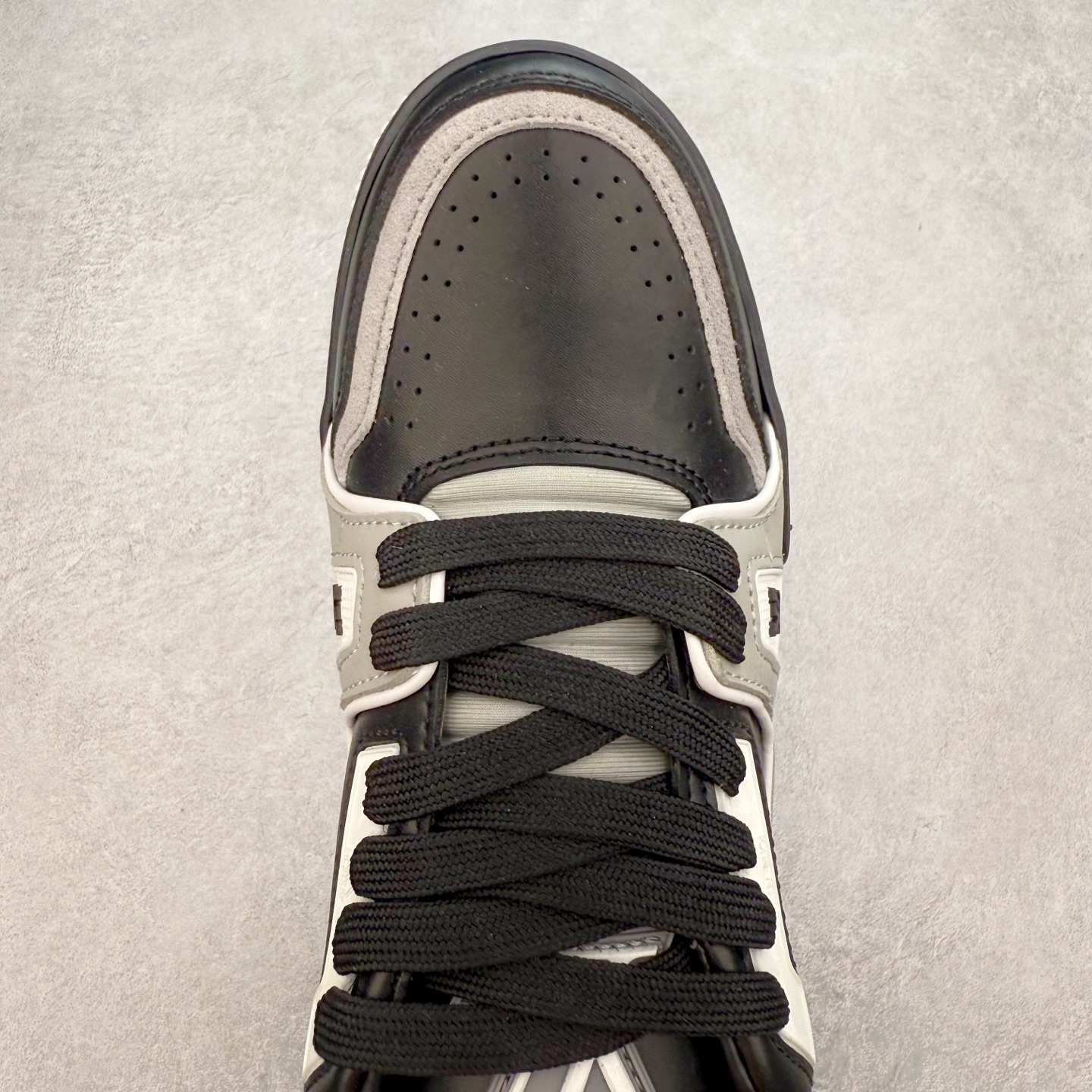 图片[4]-＃TG Louis Vuitton Trainer lv时装走秀运动鞋板鞋 纯白 老外外贸私人订单 口碑实力大厂出品 出货即市场巅峰 全套原纸板楦头开发 原汁原味 完美呈现版型 原数据独家私模大底 超高清洁度 极限压缩成本 超级跑量款式 全套原楦原纸版原鞋开模 独家磨具开发男女鞋 全网最具灵魂的版型 正确原装黄色鞋盒 正确中底印花 鞋面印花3D高频深度立体 全鞋电脑针车 紧密相连 针距密度一致 环保乳胶注塑鞋垫 厚度脚感还原原版 皮面裁剪部位 统一油边封口工艺 原装橡胶大底含胶量大底组合零偏差 专柜全套包装 防尘袋 说明书 质保卡 尺码：35 36 37 38 39 40 41 42 43 44 45-选品中心