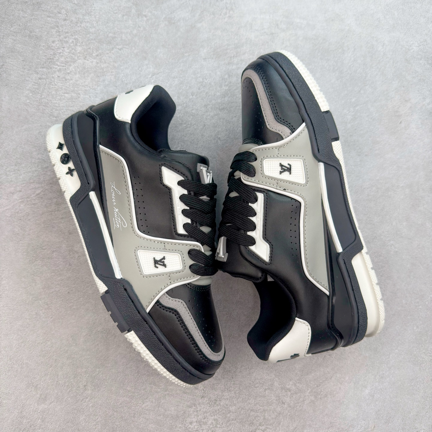 图片[3]-＃TG Louis Vuitton Trainer lv时装走秀运动鞋板鞋 纯白 老外外贸私人订单 口碑实力大厂出品 出货即市场巅峰 全套原纸板楦头开发 原汁原味 完美呈现版型 原数据独家私模大底 超高清洁度 极限压缩成本 超级跑量款式 全套原楦原纸版原鞋开模 独家磨具开发男女鞋 全网最具灵魂的版型 正确原装黄色鞋盒 正确中底印花 鞋面印花3D高频深度立体 全鞋电脑针车 紧密相连 针距密度一致 环保乳胶注塑鞋垫 厚度脚感还原原版 皮面裁剪部位 统一油边封口工艺 原装橡胶大底含胶量大底组合零偏差 专柜全套包装 防尘袋 说明书 质保卡 尺码：35 36 37 38 39 40 41 42 43 44 45-选品中心