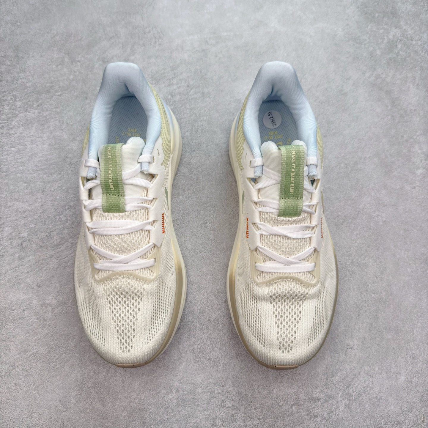 图片[2]-#TG纯原 NK Zoom Structure 25 舒适百搭低帮跑步鞋 独家渠道 市面未流通批次 奥莱直播间499 599一样的东西 碾压市面现存所有版本 公司一样的东西 超值回馈 帮你省钱 拥有 Zoom Air 一如既往的稳定感和流畅感 鞋面采用工程网眼设计 为特定高热区域营造出色透气性 进一步增加鞋面的穿孔数量 让足部能够快速散热 中足搭配 Flywire 飞线 在高速运动时营造舒适稳定的贴合感 内置Zoon气垫加持 动力十足 尺码：36 36.5 37.5 38 38.5 39 40 40.5 41 42 42.5 43 44 44.5 45-选品中心