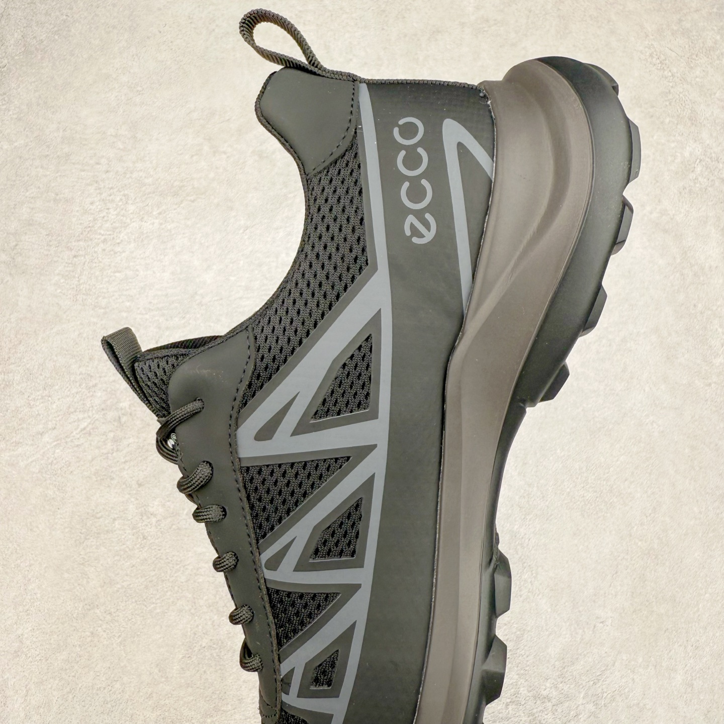 图片[7]-ECCO爱步男鞋 夏季运动鞋潮酷时尚跑步鞋男 街头户外系列 鞋面采用优质网布与皮质贴片手工制成，舒适透气肌肤，亲肤内里，透气性能良好 保持足底干爽舒适 简约系带设计 贴合双脚自由调配，便捷美观 坚韧耐用 防滑橡胶鞋底 缓冲缓震，耐磨柔软兼具舒适度 柔韧质感 打破繁琐选择 追逐自由态度 新潮个性 时尚有腔调 吸精力爆表 尺码：38 39 40 41 42 43 44 （皮鞋码）-选品中心