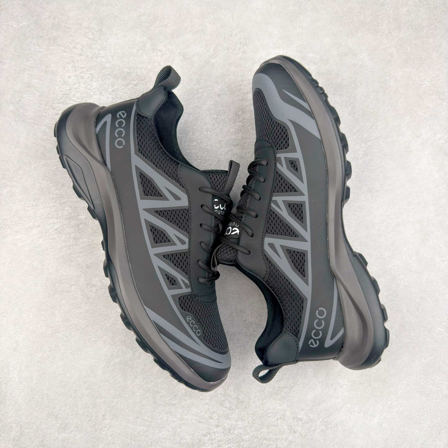 图片[3]-ECCO爱步男鞋 夏季运动鞋潮酷时尚跑步鞋男 街头户外系列 鞋面采用优质网布与皮质贴片手工制成，舒适透气肌肤，亲肤内里，透气性能良好 保持足底干爽舒适 简约系带设计 贴合双脚自由调配，便捷美观 坚韧耐用 防滑橡胶鞋底 缓冲缓震，耐磨柔软兼具舒适度 柔韧质感 打破繁琐选择 追逐自由态度 新潮个性 时尚有腔调 吸精力爆表 尺码：38 39 40 41 42 43 44 （皮鞋码）-选品中心