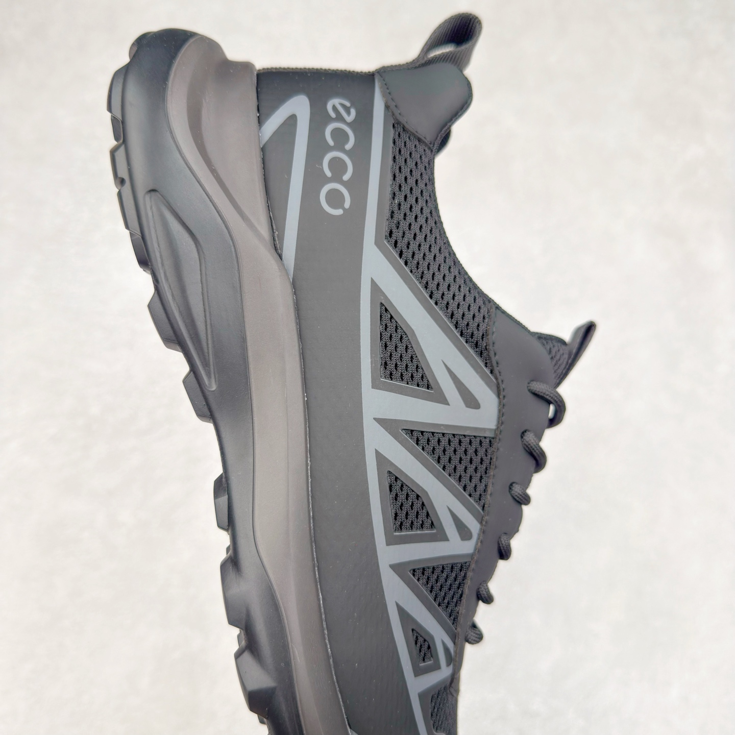 图片[6]-ECCO爱步男鞋 夏季运动鞋潮酷时尚跑步鞋男 街头户外系列 鞋面采用优质网布与皮质贴片手工制成，舒适透气肌肤，亲肤内里，透气性能良好 保持足底干爽舒适 简约系带设计 贴合双脚自由调配，便捷美观 坚韧耐用 防滑橡胶鞋底 缓冲缓震，耐磨柔软兼具舒适度 柔韧质感 打破繁琐选择 追逐自由态度 新潮个性 时尚有腔调 吸精力爆表 尺码：38 39 40 41 42 43 44 （皮鞋码）-选品中心