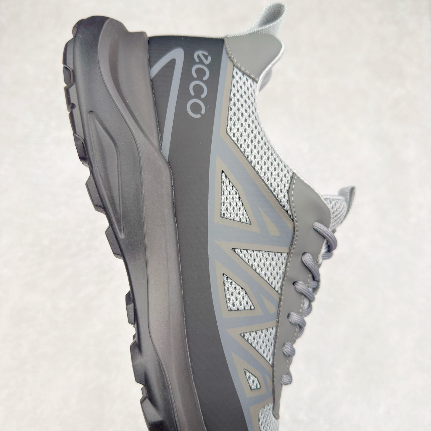 图片[6]-ECCO爱步男鞋 夏季运动鞋潮酷时尚跑步鞋男 街头户外系列 鞋面采用优质网布与皮质贴片手工制成，舒适透气肌肤，亲肤内里，透气性能良好 保持足底干爽舒适 简约系带设计 贴合双脚自由调配，便捷美观 坚韧耐用 防滑橡胶鞋底 缓冲缓震，耐磨柔软兼具舒适度 柔韧质感 打破繁琐选择 追逐自由态度 新潮个性 时尚有腔调 吸精力爆表 尺码：38 39 40 41 42 43 44 （皮鞋码）-选品中心