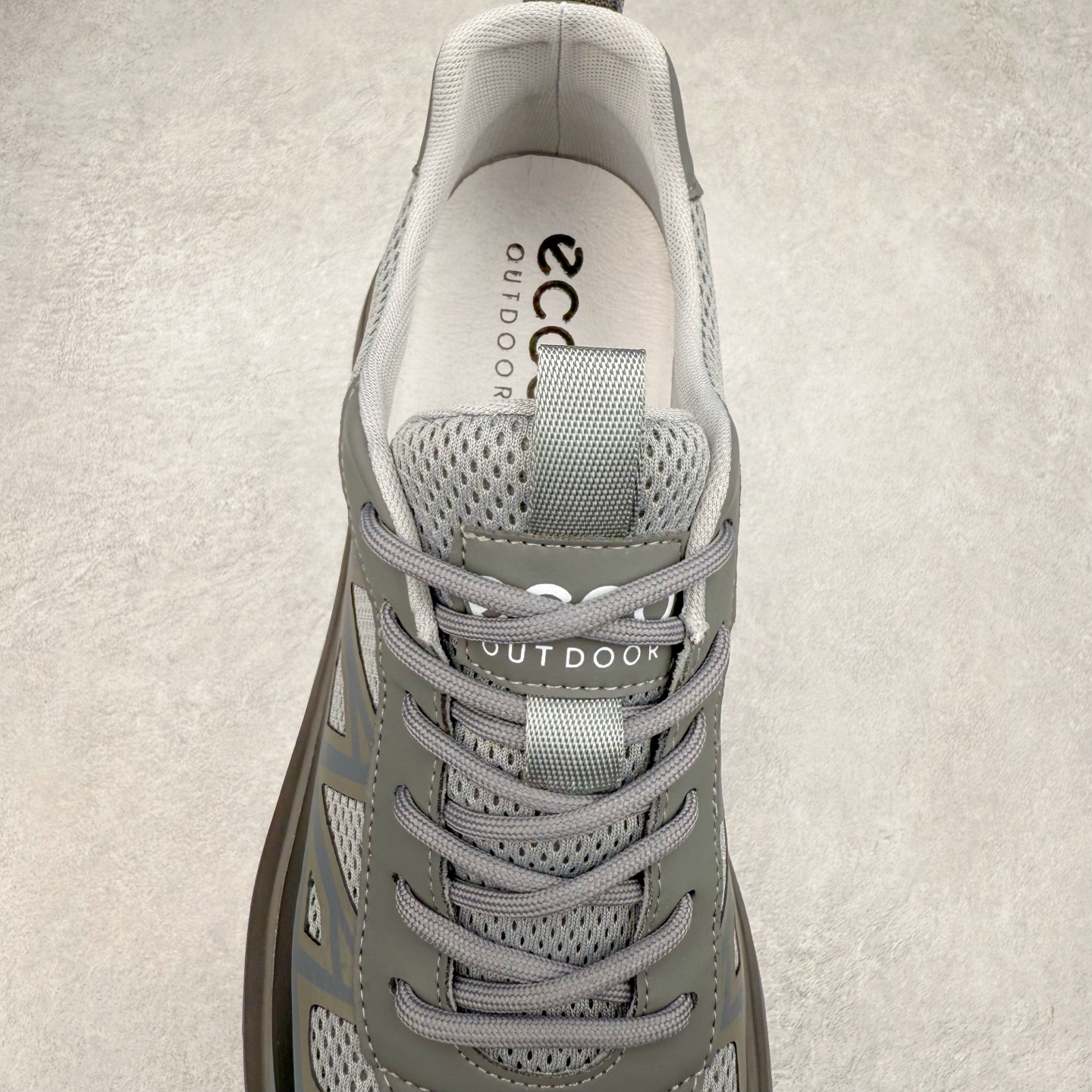 图片[5]-ECCO爱步男鞋 夏季运动鞋潮酷时尚跑步鞋男 街头户外系列 鞋面采用优质网布与皮质贴片手工制成，舒适透气肌肤，亲肤内里，透气性能良好 保持足底干爽舒适 简约系带设计 贴合双脚自由调配，便捷美观 坚韧耐用 防滑橡胶鞋底 缓冲缓震，耐磨柔软兼具舒适度 柔韧质感 打破繁琐选择 追逐自由态度 新潮个性 时尚有腔调 吸精力爆表 尺码：38 39 40 41 42 43 44 （皮鞋码）-选品中心