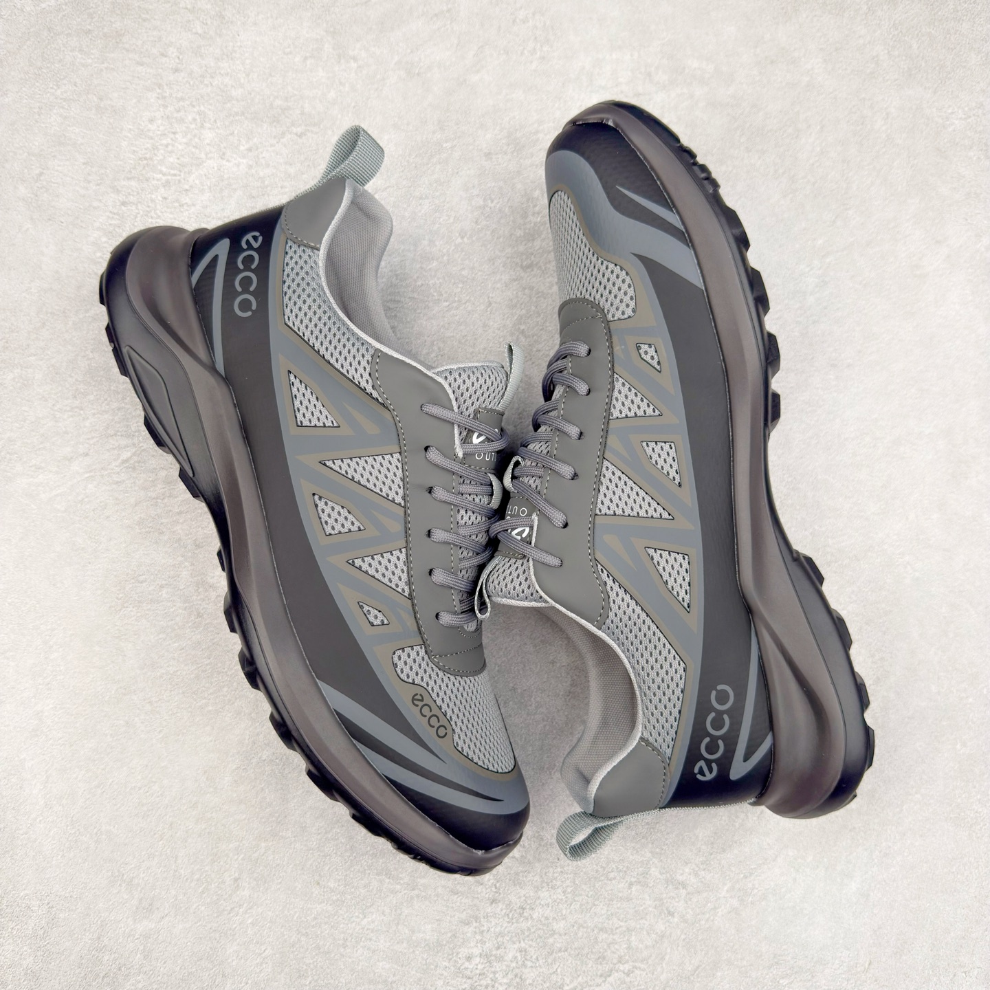 图片[3]-ECCO爱步男鞋 夏季运动鞋潮酷时尚跑步鞋男 街头户外系列 鞋面采用优质网布与皮质贴片手工制成，舒适透气肌肤，亲肤内里，透气性能良好 保持足底干爽舒适 简约系带设计 贴合双脚自由调配，便捷美观 坚韧耐用 防滑橡胶鞋底 缓冲缓震，耐磨柔软兼具舒适度 柔韧质感 打破繁琐选择 追逐自由态度 新潮个性 时尚有腔调 吸精力爆表 尺码：38 39 40 41 42 43 44 （皮鞋码）-选品中心