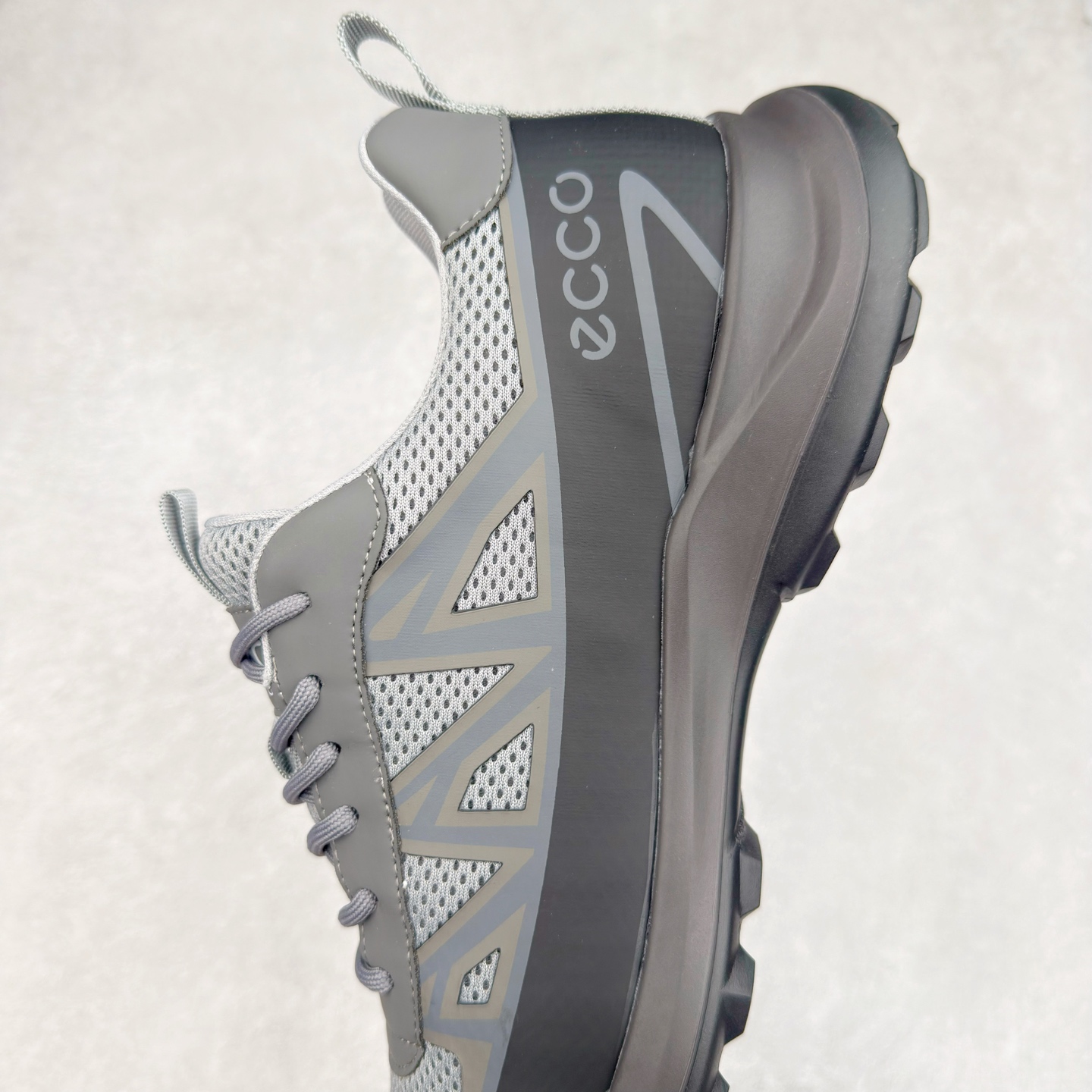 图片[7]-ECCO爱步男鞋 夏季运动鞋潮酷时尚跑步鞋男 街头户外系列 鞋面采用优质网布与皮质贴片手工制成，舒适透气肌肤，亲肤内里，透气性能良好 保持足底干爽舒适 简约系带设计 贴合双脚自由调配，便捷美观 坚韧耐用 防滑橡胶鞋底 缓冲缓震，耐磨柔软兼具舒适度 柔韧质感 打破繁琐选择 追逐自由态度 新潮个性 时尚有腔调 吸精力爆表 尺码：38 39 40 41 42 43 44 （皮鞋码）-选品中心