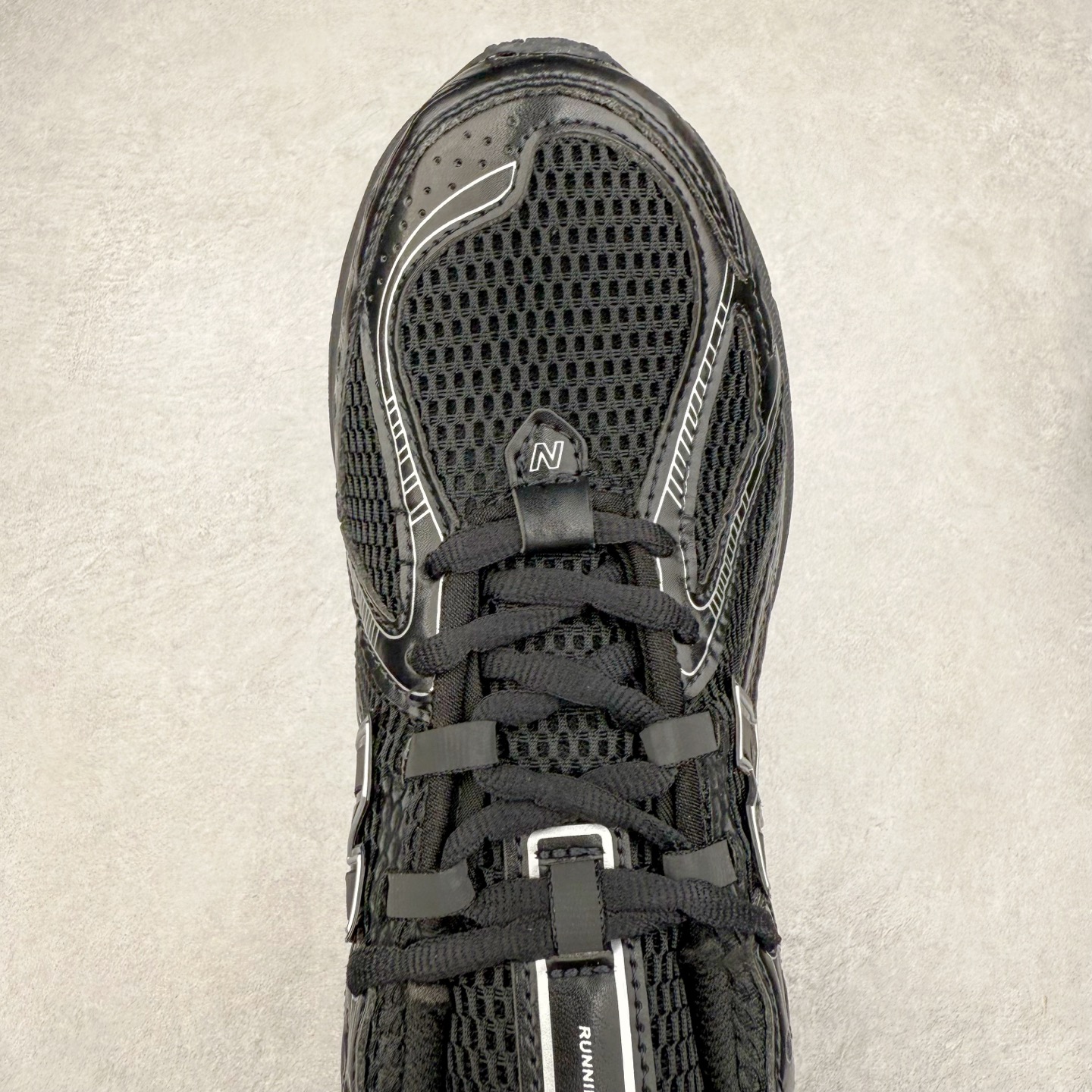 图片[4]-New Balance M1906R NB新百伦系列复古老爹风休闲运动慢跑鞋 日韩出口特供订单 全网最全配色 配套商长期套现长期补货 全新货品 正常出厂触屏不到的单价 超级跑量款 全套原楦原纸板原厂数据开发 进口三明治网面 原装进口翻毛皮料正确绒感卡色 正确中底拉帮中底网布细节 采用轻质牛剖革拼接透气网眼衬垫织物鞋面材质 T-Beam大底提供足步弓支撑 保持步态稳定 后跟搭载外露缓震胶 鞋身整体以各种深浅不一的灰色覆盖 鞋头以淡蓝色调装饰 网眼衬垫通过不规律的色块实现做旧的美感 泛黄的鞋底更是进一步增添了复古气息 尺码：36 37 37.5 38 38.5 39.5 40 40.5 41.5 42 42.5 43 44 45-选品中心