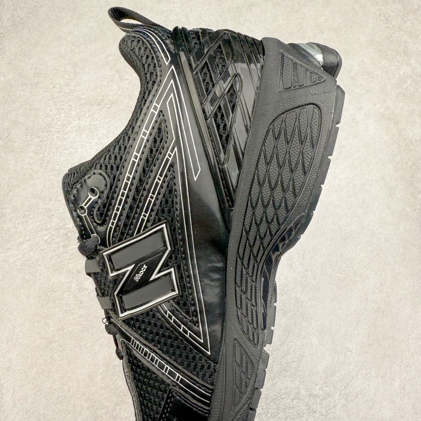 图片[7]-New Balance M1906R NB新百伦系列复古老爹风休闲运动慢跑鞋 日韩出口特供订单 全网最全配色 配套商长期套现长期补货 全新货品 正常出厂触屏不到的单价 超级跑量款 全套原楦原纸板原厂数据开发 进口三明治网面 原装进口翻毛皮料正确绒感卡色 正确中底拉帮中底网布细节 采用轻质牛剖革拼接透气网眼衬垫织物鞋面材质 T-Beam大底提供足步弓支撑 保持步态稳定 后跟搭载外露缓震胶 鞋身整体以各种深浅不一的灰色覆盖 鞋头以淡蓝色调装饰 网眼衬垫通过不规律的色块实现做旧的美感 泛黄的鞋底更是进一步增添了复古气息 尺码：36 37 37.5 38 38.5 39.5 40 40.5 41.5 42 42.5 43 44 45-选品中心