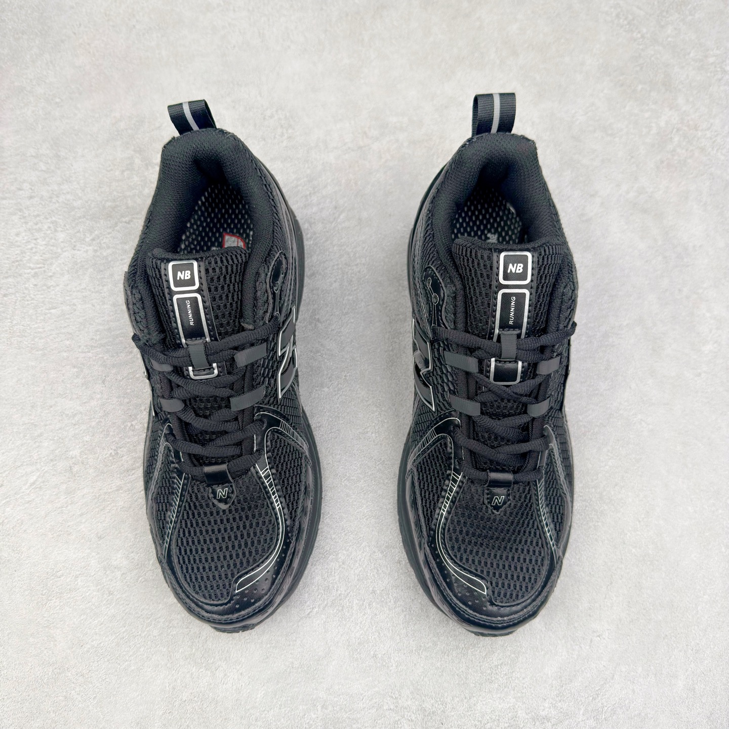 图片[2]-New Balance M1906R NB新百伦系列复古老爹风休闲运动慢跑鞋 日韩出口特供订单 全网最全配色 配套商长期套现长期补货 全新货品 正常出厂触屏不到的单价 超级跑量款 全套原楦原纸板原厂数据开发 进口三明治网面 原装进口翻毛皮料正确绒感卡色 正确中底拉帮中底网布细节 采用轻质牛剖革拼接透气网眼衬垫织物鞋面材质 T-Beam大底提供足步弓支撑 保持步态稳定 后跟搭载外露缓震胶 鞋身整体以各种深浅不一的灰色覆盖 鞋头以淡蓝色调装饰 网眼衬垫通过不规律的色块实现做旧的美感 泛黄的鞋底更是进一步增添了复古气息 尺码：36 37 37.5 38 38.5 39.5 40 40.5 41.5 42 42.5 43 44 45-选品中心