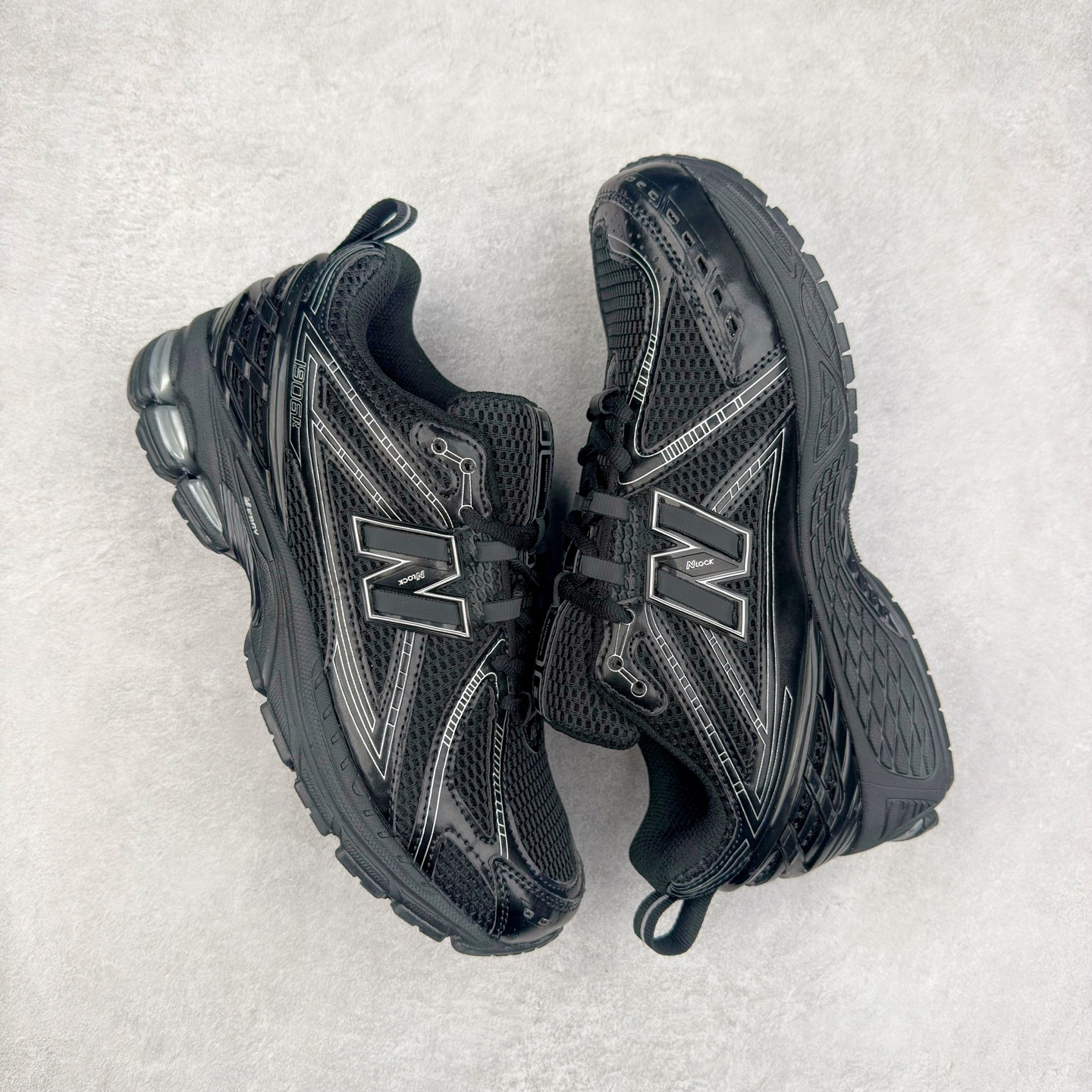 图片[3]-New Balance M1906R NB新百伦系列复古老爹风休闲运动慢跑鞋 日韩出口特供订单 全网最全配色 配套商长期套现长期补货 全新货品 正常出厂触屏不到的单价 超级跑量款 全套原楦原纸板原厂数据开发 进口三明治网面 原装进口翻毛皮料正确绒感卡色 正确中底拉帮中底网布细节 采用轻质牛剖革拼接透气网眼衬垫织物鞋面材质 T-Beam大底提供足步弓支撑 保持步态稳定 后跟搭载外露缓震胶 鞋身整体以各种深浅不一的灰色覆盖 鞋头以淡蓝色调装饰 网眼衬垫通过不规律的色块实现做旧的美感 泛黄的鞋底更是进一步增添了复古气息 尺码：36 37 37.5 38 38.5 39.5 40 40.5 41.5 42 42.5 43 44 45-选品中心