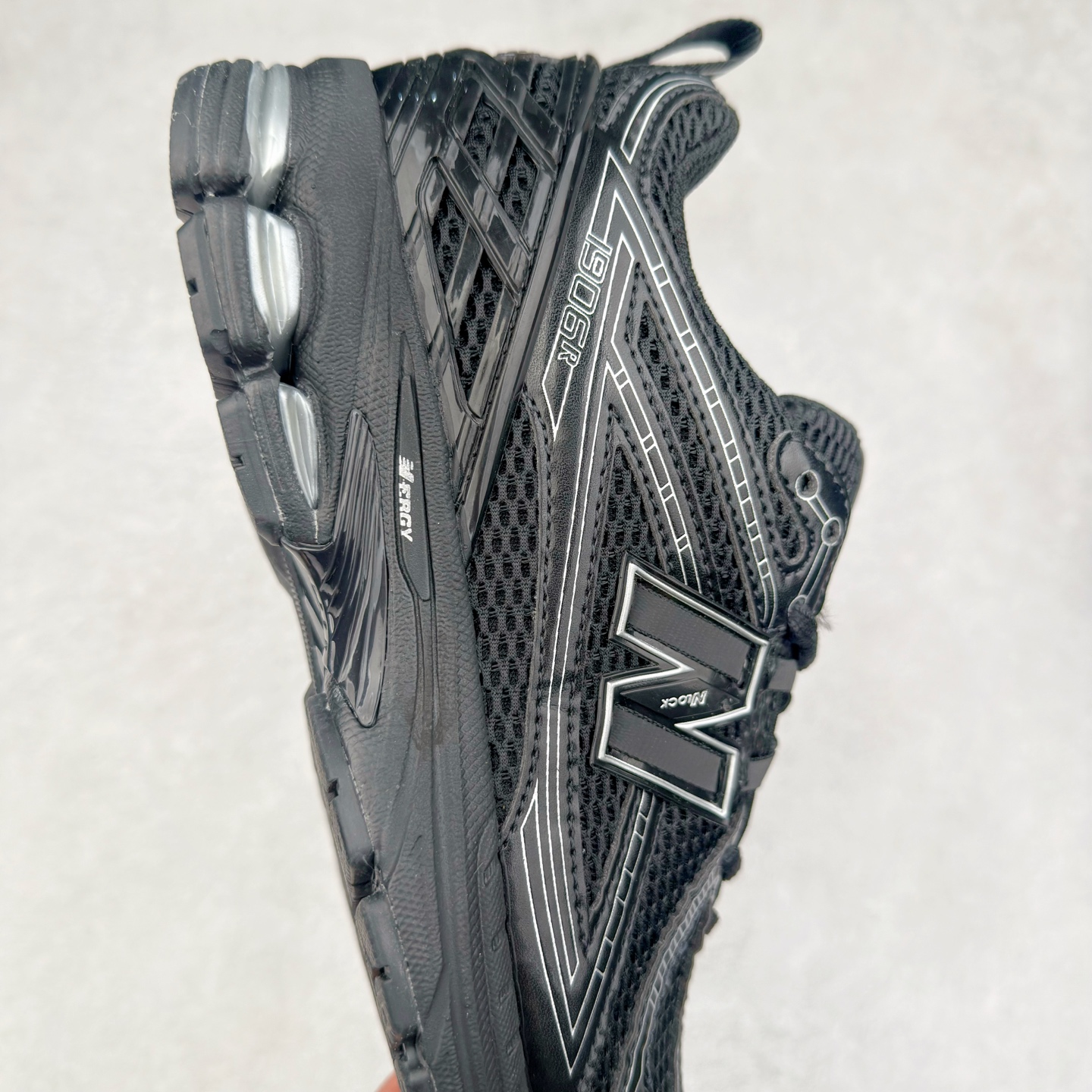 图片[6]-New Balance M1906R NB新百伦系列复古老爹风休闲运动慢跑鞋 日韩出口特供订单 全网最全配色 配套商长期套现长期补货 全新货品 正常出厂触屏不到的单价 超级跑量款 全套原楦原纸板原厂数据开发 进口三明治网面 原装进口翻毛皮料正确绒感卡色 正确中底拉帮中底网布细节 采用轻质牛剖革拼接透气网眼衬垫织物鞋面材质 T-Beam大底提供足步弓支撑 保持步态稳定 后跟搭载外露缓震胶 鞋身整体以各种深浅不一的灰色覆盖 鞋头以淡蓝色调装饰 网眼衬垫通过不规律的色块实现做旧的美感 泛黄的鞋底更是进一步增添了复古气息 尺码：36 37 37.5 38 38.5 39.5 40 40.5 41.5 42 42.5 43 44 45-选品中心