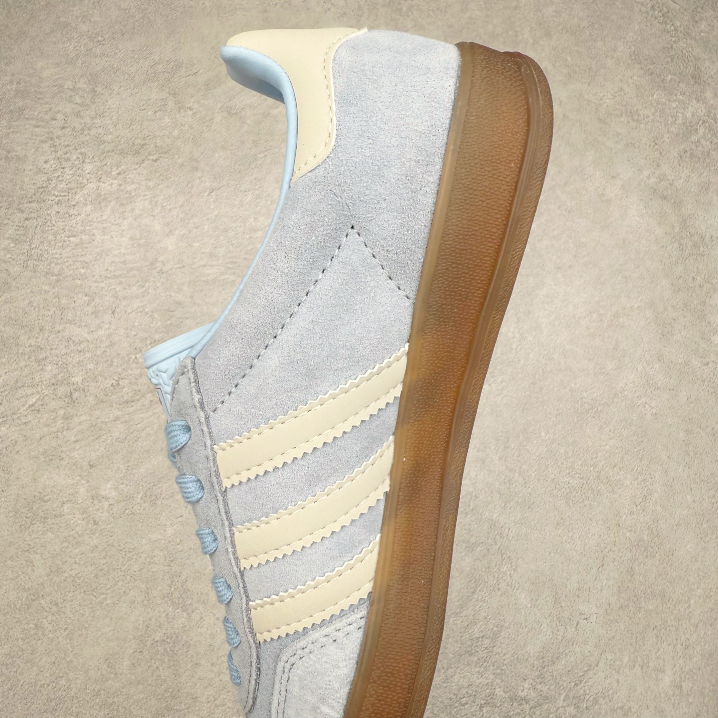 图片[7]-＃HP纯原 AD Original Gazelle Trainers 瞪羚室内鞋系列低帮复古百搭休闲运动德训风板鞋 JI2717 高端零售特供批次 原厂定制长毛翻毛皮组合环保纤维革鞋面材质 内置环保海玻璃鞋垫 外置RB橡胶大底 产品品控稳定性领先行业 原厂全套原楦原纸板冲刀磨具开发 原厂皮料加持 原厂港宝加持定型后跟R度完美 将复古进行到底 简约流畅 三十年不变经典 这款Gazelle运动鞋 无论面料、配色、质感或设计 都只在重现其1991年原款的经典 皮革鞋面 撞色三条纹和鞋跟标的设计 力求呈现90年代的经典复古风潮 Samba火热的同时 也带动了其它的复古鞋型 Gazelle便是其中一只 Gazelle Indoor拥有包边更宽的T字型鞋头 更好的保护运动员的前掌 浓浓的复古氛围感 非常适合现在流行的Cleanfit风格 尺码：35.5 36 36⅔ 37⅓ 38 38⅔ 39⅓ 40 40⅔ 41⅓ 42 42⅔ 43⅓ 44 44⅔ 45-选品中心