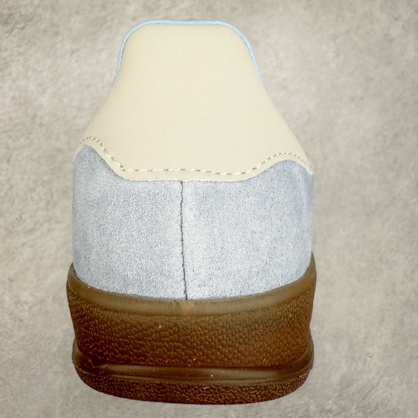 图片[8]-＃HP纯原 AD Original Gazelle Trainers 瞪羚室内鞋系列低帮复古百搭休闲运动德训风板鞋 JI2717 高端零售特供批次 原厂定制长毛翻毛皮组合环保纤维革鞋面材质 内置环保海玻璃鞋垫 外置RB橡胶大底 产品品控稳定性领先行业 原厂全套原楦原纸板冲刀磨具开发 原厂皮料加持 原厂港宝加持定型后跟R度完美 将复古进行到底 简约流畅 三十年不变经典 这款Gazelle运动鞋 无论面料、配色、质感或设计 都只在重现其1991年原款的经典 皮革鞋面 撞色三条纹和鞋跟标的设计 力求呈现90年代的经典复古风潮 Samba火热的同时 也带动了其它的复古鞋型 Gazelle便是其中一只 Gazelle Indoor拥有包边更宽的T字型鞋头 更好的保护运动员的前掌 浓浓的复古氛围感 非常适合现在流行的Cleanfit风格 尺码：35.5 36 36⅔ 37⅓ 38 38⅔ 39⅓ 40 40⅔ 41⅓ 42 42⅔ 43⅓ 44 44⅔ 45-选品中心