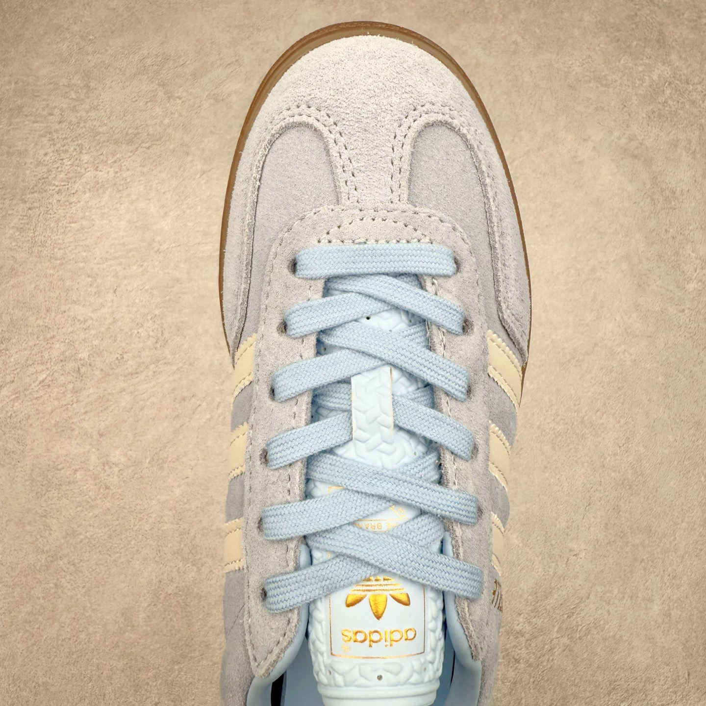 图片[4]-＃HP纯原 AD Original Gazelle Trainers 瞪羚室内鞋系列低帮复古百搭休闲运动德训风板鞋 JI2717 高端零售特供批次 原厂定制长毛翻毛皮组合环保纤维革鞋面材质 内置环保海玻璃鞋垫 外置RB橡胶大底 产品品控稳定性领先行业 原厂全套原楦原纸板冲刀磨具开发 原厂皮料加持 原厂港宝加持定型后跟R度完美 将复古进行到底 简约流畅 三十年不变经典 这款Gazelle运动鞋 无论面料、配色、质感或设计 都只在重现其1991年原款的经典 皮革鞋面 撞色三条纹和鞋跟标的设计 力求呈现90年代的经典复古风潮 Samba火热的同时 也带动了其它的复古鞋型 Gazelle便是其中一只 Gazelle Indoor拥有包边更宽的T字型鞋头 更好的保护运动员的前掌 浓浓的复古氛围感 非常适合现在流行的Cleanfit风格 尺码：35.5 36 36⅔ 37⅓ 38 38⅔ 39⅓ 40 40⅔ 41⅓ 42 42⅔ 43⅓ 44 44⅔ 45-选品中心