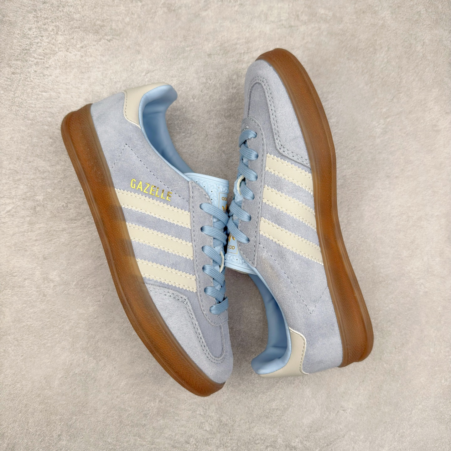图片[3]-＃HP纯原 AD Original Gazelle Trainers 瞪羚室内鞋系列低帮复古百搭休闲运动德训风板鞋 JI2717 高端零售特供批次 原厂定制长毛翻毛皮组合环保纤维革鞋面材质 内置环保海玻璃鞋垫 外置RB橡胶大底 产品品控稳定性领先行业 原厂全套原楦原纸板冲刀磨具开发 原厂皮料加持 原厂港宝加持定型后跟R度完美 将复古进行到底 简约流畅 三十年不变经典 这款Gazelle运动鞋 无论面料、配色、质感或设计 都只在重现其1991年原款的经典 皮革鞋面 撞色三条纹和鞋跟标的设计 力求呈现90年代的经典复古风潮 Samba火热的同时 也带动了其它的复古鞋型 Gazelle便是其中一只 Gazelle Indoor拥有包边更宽的T字型鞋头 更好的保护运动员的前掌 浓浓的复古氛围感 非常适合现在流行的Cleanfit风格 尺码：35.5 36 36⅔ 37⅓ 38 38⅔ 39⅓ 40 40⅔ 41⅓ 42 42⅔ 43⅓ 44 44⅔ 45-选品中心