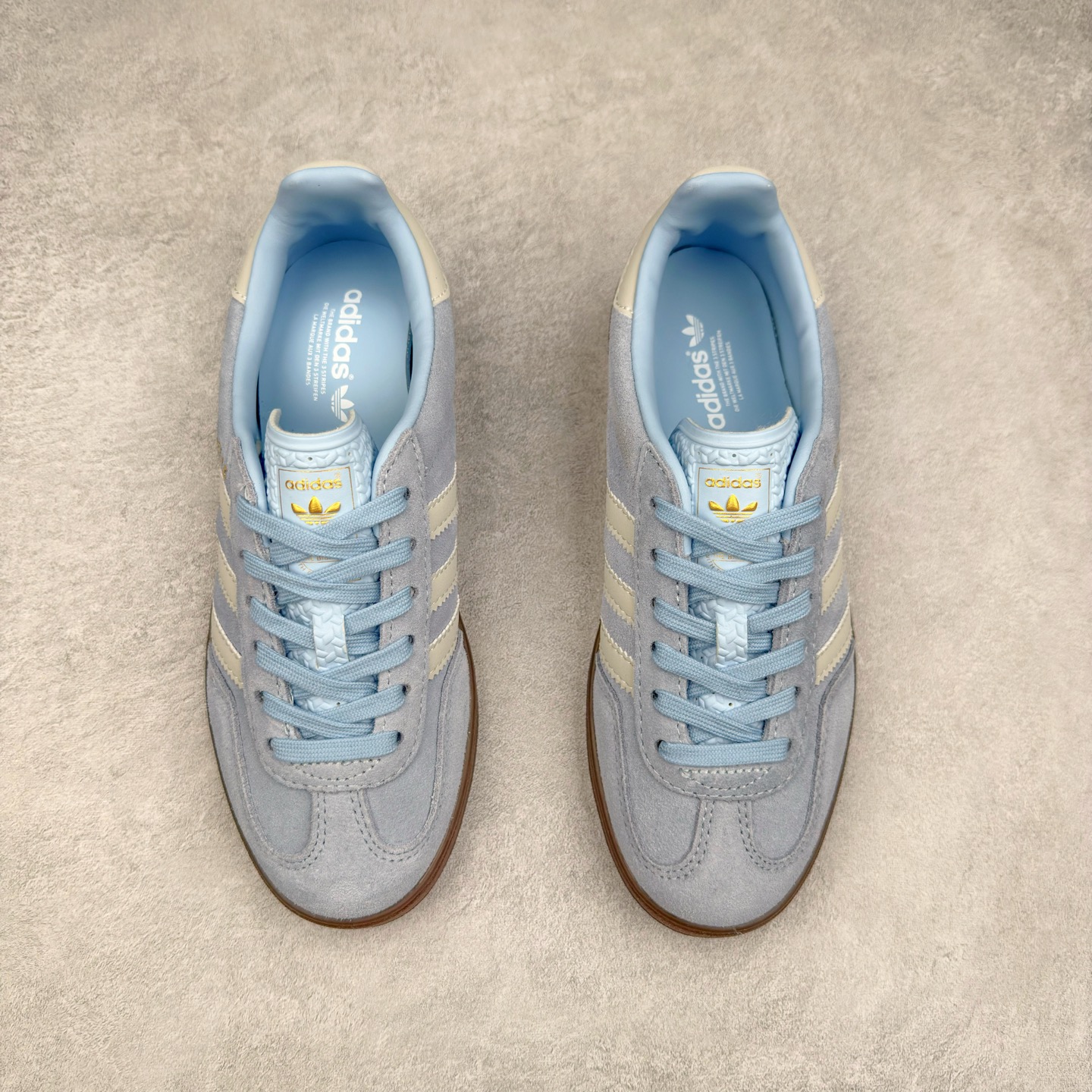 图片[2]-＃HP纯原 AD Original Gazelle Trainers 瞪羚室内鞋系列低帮复古百搭休闲运动德训风板鞋 JI2717 高端零售特供批次 原厂定制长毛翻毛皮组合环保纤维革鞋面材质 内置环保海玻璃鞋垫 外置RB橡胶大底 产品品控稳定性领先行业 原厂全套原楦原纸板冲刀磨具开发 原厂皮料加持 原厂港宝加持定型后跟R度完美 将复古进行到底 简约流畅 三十年不变经典 这款Gazelle运动鞋 无论面料、配色、质感或设计 都只在重现其1991年原款的经典 皮革鞋面 撞色三条纹和鞋跟标的设计 力求呈现90年代的经典复古风潮 Samba火热的同时 也带动了其它的复古鞋型 Gazelle便是其中一只 Gazelle Indoor拥有包边更宽的T字型鞋头 更好的保护运动员的前掌 浓浓的复古氛围感 非常适合现在流行的Cleanfit风格 尺码：35.5 36 36⅔ 37⅓ 38 38⅔ 39⅓ 40 40⅔ 41⅓ 42 42⅔ 43⅓ 44 44⅔ 45-选品中心