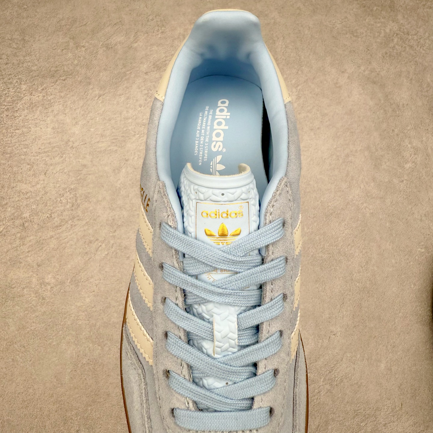 图片[5]-＃HP纯原 AD Original Gazelle Trainers 瞪羚室内鞋系列低帮复古百搭休闲运动德训风板鞋 JI2717 高端零售特供批次 原厂定制长毛翻毛皮组合环保纤维革鞋面材质 内置环保海玻璃鞋垫 外置RB橡胶大底 产品品控稳定性领先行业 原厂全套原楦原纸板冲刀磨具开发 原厂皮料加持 原厂港宝加持定型后跟R度完美 将复古进行到底 简约流畅 三十年不变经典 这款Gazelle运动鞋 无论面料、配色、质感或设计 都只在重现其1991年原款的经典 皮革鞋面 撞色三条纹和鞋跟标的设计 力求呈现90年代的经典复古风潮 Samba火热的同时 也带动了其它的复古鞋型 Gazelle便是其中一只 Gazelle Indoor拥有包边更宽的T字型鞋头 更好的保护运动员的前掌 浓浓的复古氛围感 非常适合现在流行的Cleanfit风格 尺码：35.5 36 36⅔ 37⅓ 38 38⅔ 39⅓ 40 40⅔ 41⅓ 42 42⅔ 43⅓ 44 44⅔ 45-选品中心