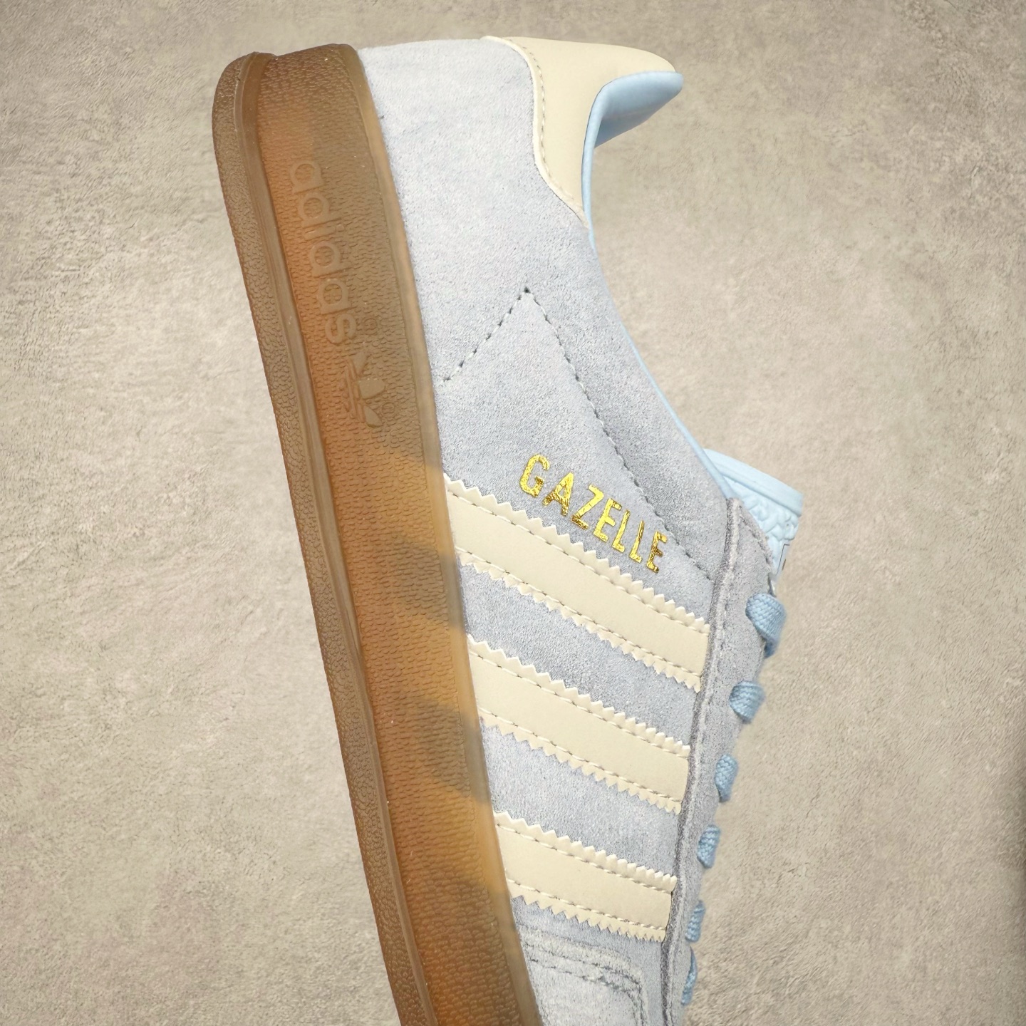 图片[6]-＃HP纯原 AD Original Gazelle Trainers 瞪羚室内鞋系列低帮复古百搭休闲运动德训风板鞋 JI2717 高端零售特供批次 原厂定制长毛翻毛皮组合环保纤维革鞋面材质 内置环保海玻璃鞋垫 外置RB橡胶大底 产品品控稳定性领先行业 原厂全套原楦原纸板冲刀磨具开发 原厂皮料加持 原厂港宝加持定型后跟R度完美 将复古进行到底 简约流畅 三十年不变经典 这款Gazelle运动鞋 无论面料、配色、质感或设计 都只在重现其1991年原款的经典 皮革鞋面 撞色三条纹和鞋跟标的设计 力求呈现90年代的经典复古风潮 Samba火热的同时 也带动了其它的复古鞋型 Gazelle便是其中一只 Gazelle Indoor拥有包边更宽的T字型鞋头 更好的保护运动员的前掌 浓浓的复古氛围感 非常适合现在流行的Cleanfit风格 尺码：35.5 36 36⅔ 37⅓ 38 38⅔ 39⅓ 40 40⅔ 41⅓ 42 42⅔ 43⅓ 44 44⅔ 45-选品中心