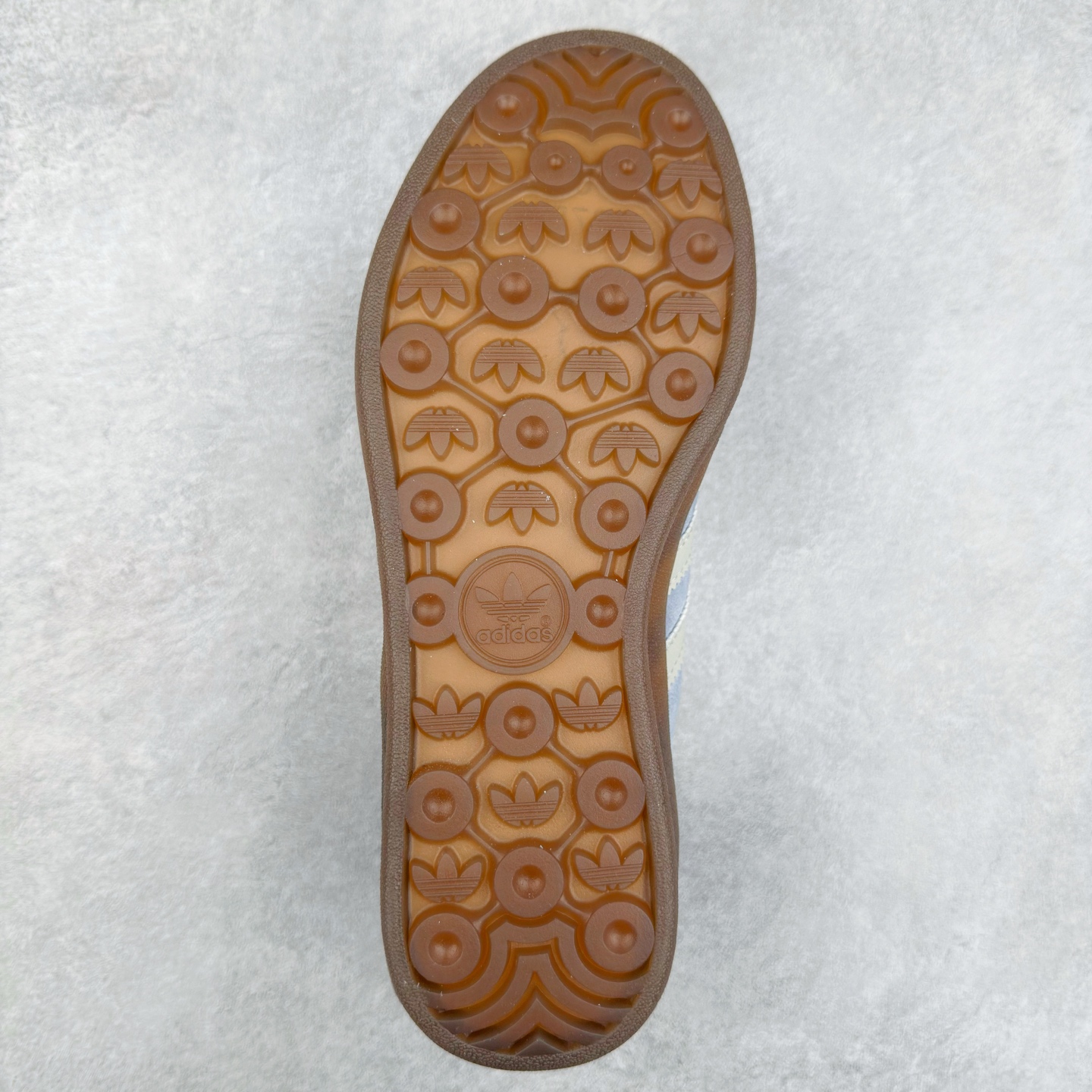 图片[9]-＃HP纯原 AD Original Gazelle Trainers 瞪羚室内鞋系列低帮复古百搭休闲运动德训风板鞋 JI2717 高端零售特供批次 原厂定制长毛翻毛皮组合环保纤维革鞋面材质 内置环保海玻璃鞋垫 外置RB橡胶大底 产品品控稳定性领先行业 原厂全套原楦原纸板冲刀磨具开发 原厂皮料加持 原厂港宝加持定型后跟R度完美 将复古进行到底 简约流畅 三十年不变经典 这款Gazelle运动鞋 无论面料、配色、质感或设计 都只在重现其1991年原款的经典 皮革鞋面 撞色三条纹和鞋跟标的设计 力求呈现90年代的经典复古风潮 Samba火热的同时 也带动了其它的复古鞋型 Gazelle便是其中一只 Gazelle Indoor拥有包边更宽的T字型鞋头 更好的保护运动员的前掌 浓浓的复古氛围感 非常适合现在流行的Cleanfit风格 尺码：35.5 36 36⅔ 37⅓ 38 38⅔ 39⅓ 40 40⅔ 41⅓ 42 42⅔ 43⅓ 44 44⅔ 45-选品中心