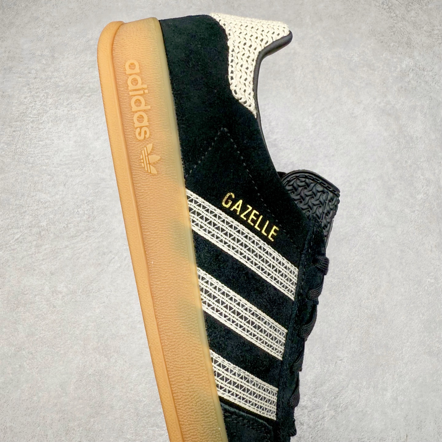 图片[6]-＃HP纯原 AD Original Gazelle Trainers 瞪羚室内鞋系列低帮复古百搭休闲运动德训风板鞋 JI2755 高端零售特供批次 原厂定制长毛翻毛皮组合环保纤维革鞋面材质 内置环保海玻璃鞋垫 外置RB橡胶大底 产品品控稳定性领先行业 原厂全套原楦原纸板冲刀磨具开发 原厂皮料加持 原厂港宝加持定型后跟R度完美 将复古进行到底 简约流畅 三十年不变经典 这款Gazelle运动鞋 无论面料、配色、质感或设计 都只在重现其1991年原款的经典 皮革鞋面 撞色三条纹和鞋跟标的设计 力求呈现90年代的经典复古风潮 Samba火热的同时 也带动了其它的复古鞋型 Gazelle便是其中一只 Gazelle Indoor拥有包边更宽的T字型鞋头 更好的保护运动员的前掌 浓浓的复古氛围感 非常适合现在流行的Cleanfit风格 尺码：35.5 36 36⅔ 37⅓ 38 38⅔ 39⅓ 40 40⅔ 41⅓ 42 42⅔ 43⅓ 44 44⅔ 45-选品中心