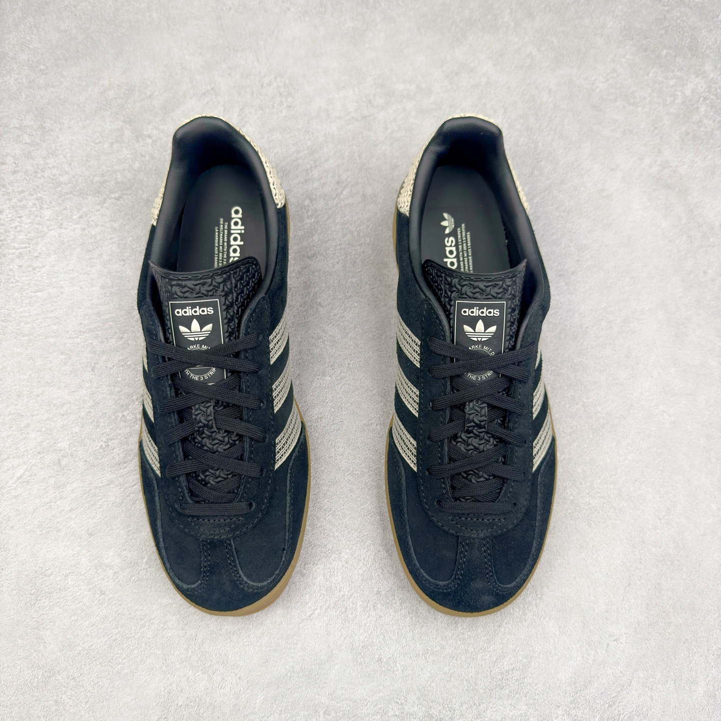 图片[2]-＃HP纯原 AD Original Gazelle Trainers 瞪羚室内鞋系列低帮复古百搭休闲运动德训风板鞋 JI2755 高端零售特供批次 原厂定制长毛翻毛皮组合环保纤维革鞋面材质 内置环保海玻璃鞋垫 外置RB橡胶大底 产品品控稳定性领先行业 原厂全套原楦原纸板冲刀磨具开发 原厂皮料加持 原厂港宝加持定型后跟R度完美 将复古进行到底 简约流畅 三十年不变经典 这款Gazelle运动鞋 无论面料、配色、质感或设计 都只在重现其1991年原款的经典 皮革鞋面 撞色三条纹和鞋跟标的设计 力求呈现90年代的经典复古风潮 Samba火热的同时 也带动了其它的复古鞋型 Gazelle便是其中一只 Gazelle Indoor拥有包边更宽的T字型鞋头 更好的保护运动员的前掌 浓浓的复古氛围感 非常适合现在流行的Cleanfit风格 尺码：35.5 36 36⅔ 37⅓ 38 38⅔ 39⅓ 40 40⅔ 41⅓ 42 42⅔ 43⅓ 44 44⅔ 45-选品中心