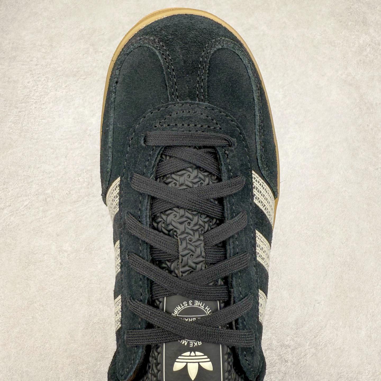 图片[4]-＃HP纯原 AD Original Gazelle Trainers 瞪羚室内鞋系列低帮复古百搭休闲运动德训风板鞋 JI2755 高端零售特供批次 原厂定制长毛翻毛皮组合环保纤维革鞋面材质 内置环保海玻璃鞋垫 外置RB橡胶大底 产品品控稳定性领先行业 原厂全套原楦原纸板冲刀磨具开发 原厂皮料加持 原厂港宝加持定型后跟R度完美 将复古进行到底 简约流畅 三十年不变经典 这款Gazelle运动鞋 无论面料、配色、质感或设计 都只在重现其1991年原款的经典 皮革鞋面 撞色三条纹和鞋跟标的设计 力求呈现90年代的经典复古风潮 Samba火热的同时 也带动了其它的复古鞋型 Gazelle便是其中一只 Gazelle Indoor拥有包边更宽的T字型鞋头 更好的保护运动员的前掌 浓浓的复古氛围感 非常适合现在流行的Cleanfit风格 尺码：35.5 36 36⅔ 37⅓ 38 38⅔ 39⅓ 40 40⅔ 41⅓ 42 42⅔ 43⅓ 44 44⅔ 45-选品中心