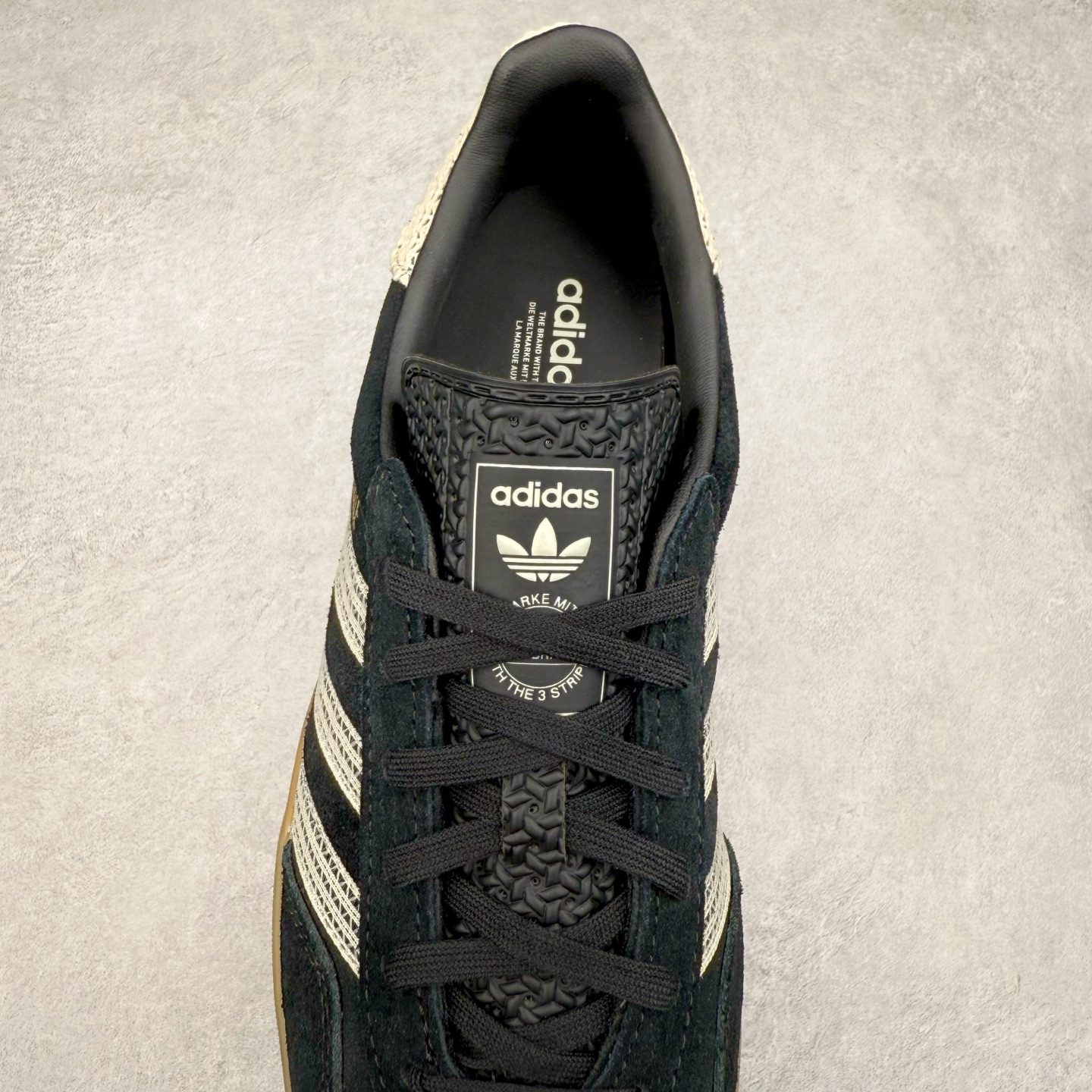 图片[5]-＃HP纯原 AD Original Gazelle Trainers 瞪羚室内鞋系列低帮复古百搭休闲运动德训风板鞋 JI2755 高端零售特供批次 原厂定制长毛翻毛皮组合环保纤维革鞋面材质 内置环保海玻璃鞋垫 外置RB橡胶大底 产品品控稳定性领先行业 原厂全套原楦原纸板冲刀磨具开发 原厂皮料加持 原厂港宝加持定型后跟R度完美 将复古进行到底 简约流畅 三十年不变经典 这款Gazelle运动鞋 无论面料、配色、质感或设计 都只在重现其1991年原款的经典 皮革鞋面 撞色三条纹和鞋跟标的设计 力求呈现90年代的经典复古风潮 Samba火热的同时 也带动了其它的复古鞋型 Gazelle便是其中一只 Gazelle Indoor拥有包边更宽的T字型鞋头 更好的保护运动员的前掌 浓浓的复古氛围感 非常适合现在流行的Cleanfit风格 尺码：35.5 36 36⅔ 37⅓ 38 38⅔ 39⅓ 40 40⅔ 41⅓ 42 42⅔ 43⅓ 44 44⅔ 45-选品中心