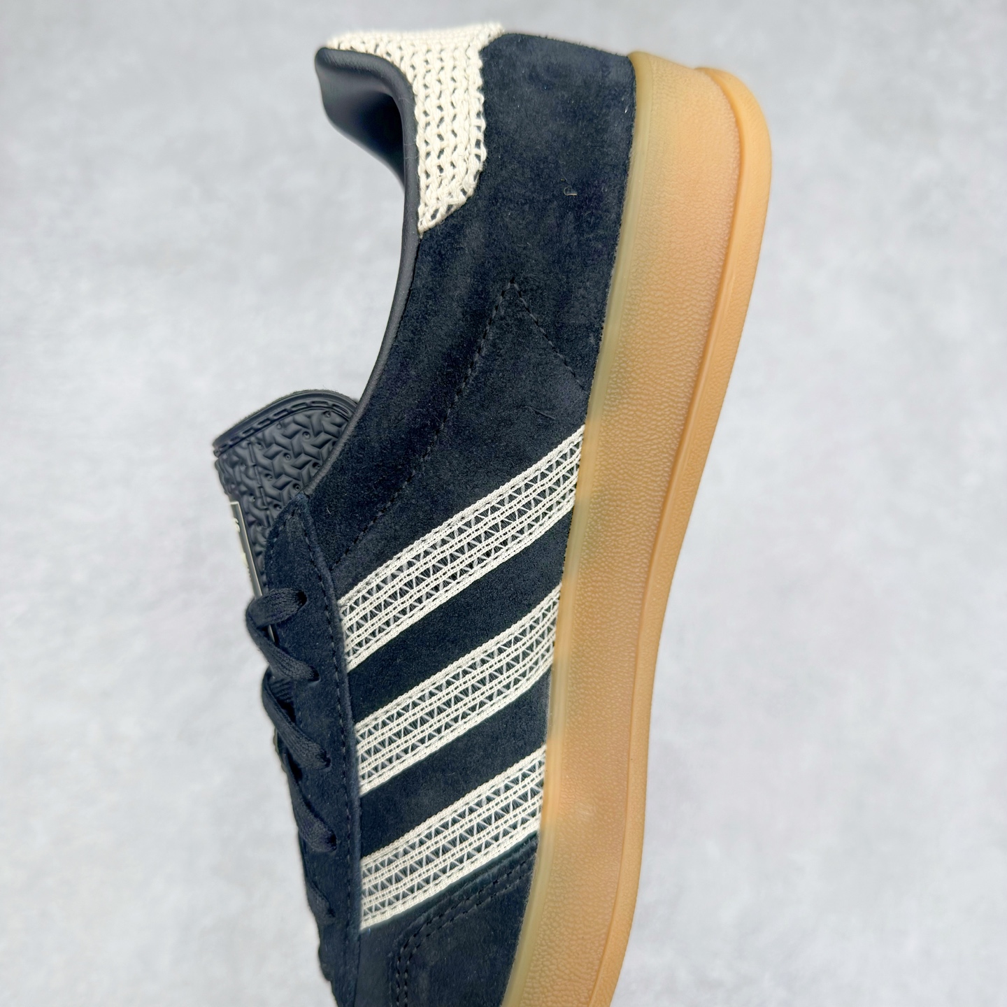 图片[7]-＃HP纯原 AD Original Gazelle Trainers 瞪羚室内鞋系列低帮复古百搭休闲运动德训风板鞋 JI2755 高端零售特供批次 原厂定制长毛翻毛皮组合环保纤维革鞋面材质 内置环保海玻璃鞋垫 外置RB橡胶大底 产品品控稳定性领先行业 原厂全套原楦原纸板冲刀磨具开发 原厂皮料加持 原厂港宝加持定型后跟R度完美 将复古进行到底 简约流畅 三十年不变经典 这款Gazelle运动鞋 无论面料、配色、质感或设计 都只在重现其1991年原款的经典 皮革鞋面 撞色三条纹和鞋跟标的设计 力求呈现90年代的经典复古风潮 Samba火热的同时 也带动了其它的复古鞋型 Gazelle便是其中一只 Gazelle Indoor拥有包边更宽的T字型鞋头 更好的保护运动员的前掌 浓浓的复古氛围感 非常适合现在流行的Cleanfit风格 尺码：35.5 36 36⅔ 37⅓ 38 38⅔ 39⅓ 40 40⅔ 41⅓ 42 42⅔ 43⅓ 44 44⅔ 45-选品中心