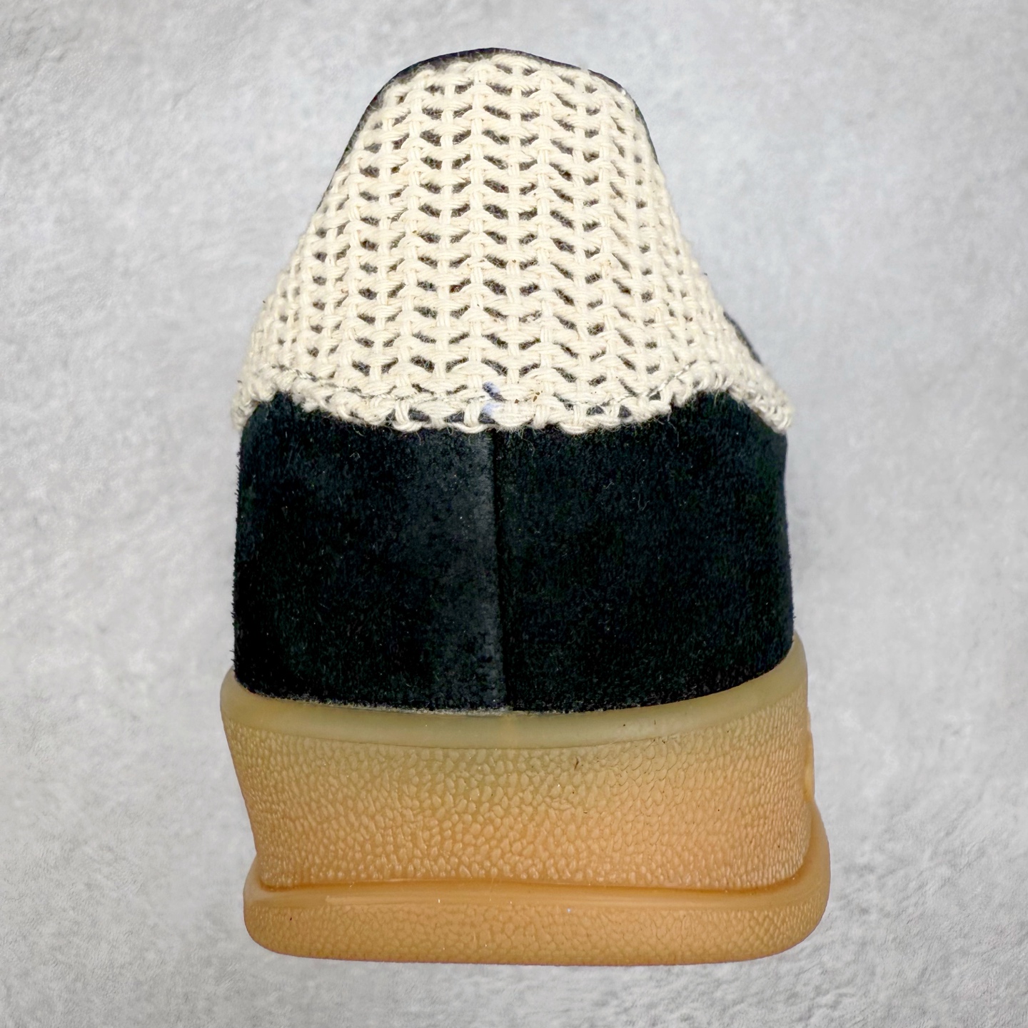 图片[8]-＃HP纯原 AD Original Gazelle Trainers 瞪羚室内鞋系列低帮复古百搭休闲运动德训风板鞋 JI2755 高端零售特供批次 原厂定制长毛翻毛皮组合环保纤维革鞋面材质 内置环保海玻璃鞋垫 外置RB橡胶大底 产品品控稳定性领先行业 原厂全套原楦原纸板冲刀磨具开发 原厂皮料加持 原厂港宝加持定型后跟R度完美 将复古进行到底 简约流畅 三十年不变经典 这款Gazelle运动鞋 无论面料、配色、质感或设计 都只在重现其1991年原款的经典 皮革鞋面 撞色三条纹和鞋跟标的设计 力求呈现90年代的经典复古风潮 Samba火热的同时 也带动了其它的复古鞋型 Gazelle便是其中一只 Gazelle Indoor拥有包边更宽的T字型鞋头 更好的保护运动员的前掌 浓浓的复古氛围感 非常适合现在流行的Cleanfit风格 尺码：35.5 36 36⅔ 37⅓ 38 38⅔ 39⅓ 40 40⅔ 41⅓ 42 42⅔ 43⅓ 44 44⅔ 45-选品中心