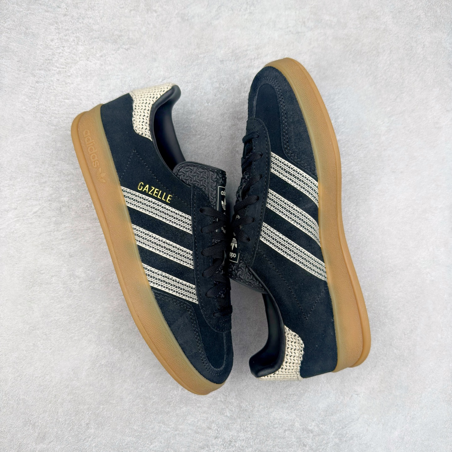 图片[3]-＃HP纯原 AD Original Gazelle Trainers 瞪羚室内鞋系列低帮复古百搭休闲运动德训风板鞋 JI2755 高端零售特供批次 原厂定制长毛翻毛皮组合环保纤维革鞋面材质 内置环保海玻璃鞋垫 外置RB橡胶大底 产品品控稳定性领先行业 原厂全套原楦原纸板冲刀磨具开发 原厂皮料加持 原厂港宝加持定型后跟R度完美 将复古进行到底 简约流畅 三十年不变经典 这款Gazelle运动鞋 无论面料、配色、质感或设计 都只在重现其1991年原款的经典 皮革鞋面 撞色三条纹和鞋跟标的设计 力求呈现90年代的经典复古风潮 Samba火热的同时 也带动了其它的复古鞋型 Gazelle便是其中一只 Gazelle Indoor拥有包边更宽的T字型鞋头 更好的保护运动员的前掌 浓浓的复古氛围感 非常适合现在流行的Cleanfit风格 尺码：35.5 36 36⅔ 37⅓ 38 38⅔ 39⅓ 40 40⅔ 41⅓ 42 42⅔ 43⅓ 44 44⅔ 45-选品中心